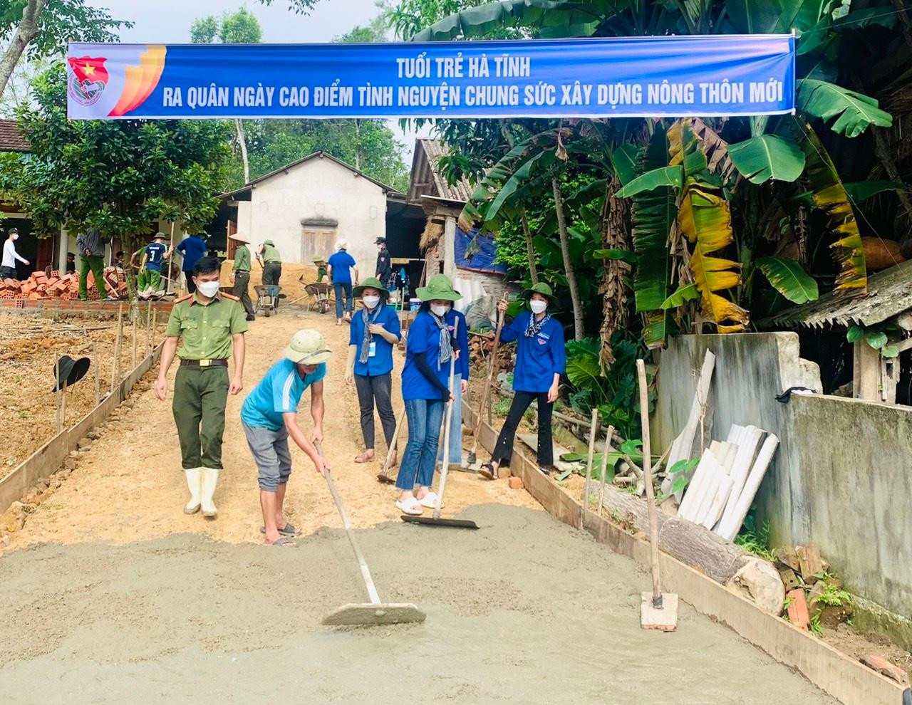 Sau 2 đợt ra quân, lực lượng đoàn thanh niên và Công an tỉnh Hà Tĩnh đã hoàn thành 100m đường bê tông trục thôn, hỗ trợ làm đường cho hộ chính sách… Sau 2 đợt ra quân, lực lượng đoàn thanh niên và Công an tỉnh Hà Tĩnh đã hoàn thành 100m đường bê tông trục thôn, hỗ trợ làm đường cho hộ chính sách…