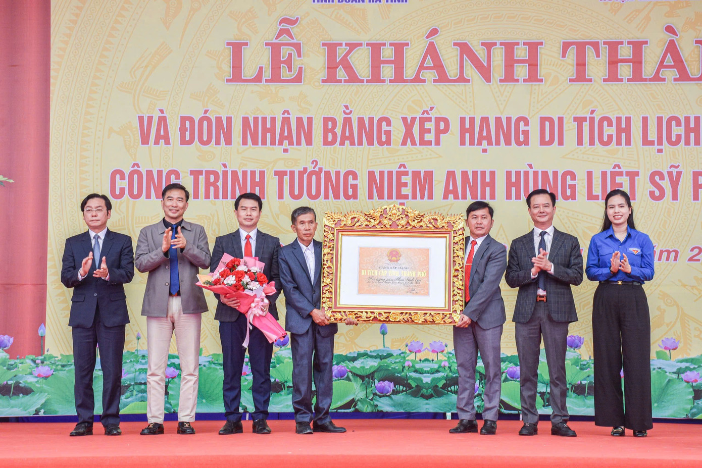 Lãnh đạo tỉnh Hà Tĩnh trao Bằng xếp hạng Di tích lịch sử cấp tỉnh Nhà tưởng niệm Anh hùng liệt sĩ Phan Đình Giót cho chính quyền huyện Cẩm Xuyên. Lãnh đạo tỉnh Hà Tĩnh trao Bằng xếp hạng Di tích lịch sử cấp tỉnh Nhà tưởng niệm Anh hùng liệt sĩ Phan Đình Giót cho chính quyền huyện Cẩm Xuyên.
