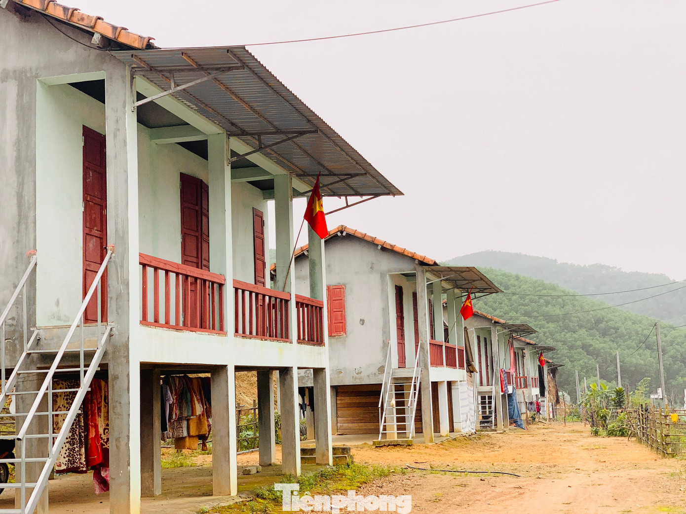 Bản Rào Tre - nơi sinh sống của bà con dân tộc Chứt nằm dưới chân núi Ka Đay. Hiện có 46 hộ với 158 nhân khẩu, trong đó có 16 trẻ học mầm non.