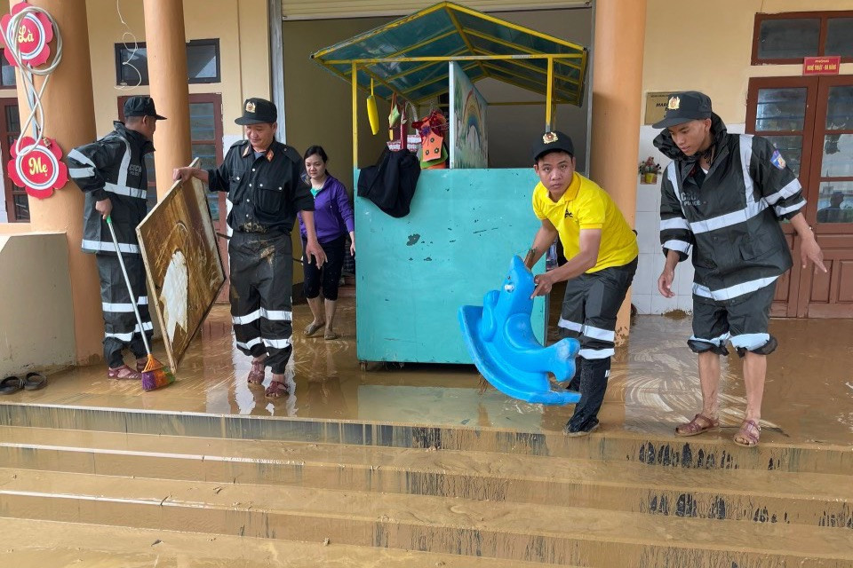 Lực lượng CSCĐ cùng các giáo viên dọn dẹp trường học.