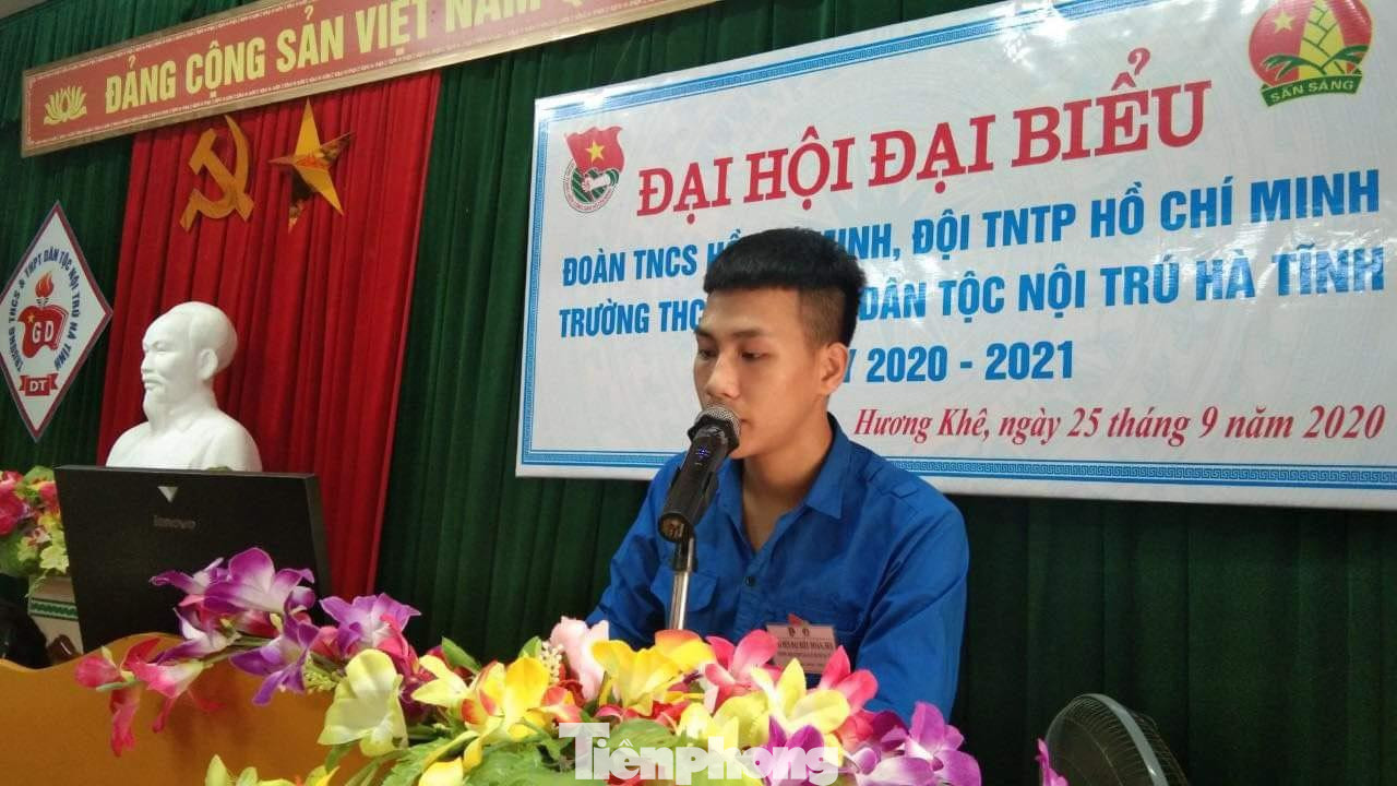 Em Pháp trong lần phát biểu tại trường. Em Pháp trong lần phát biểu tại trường.