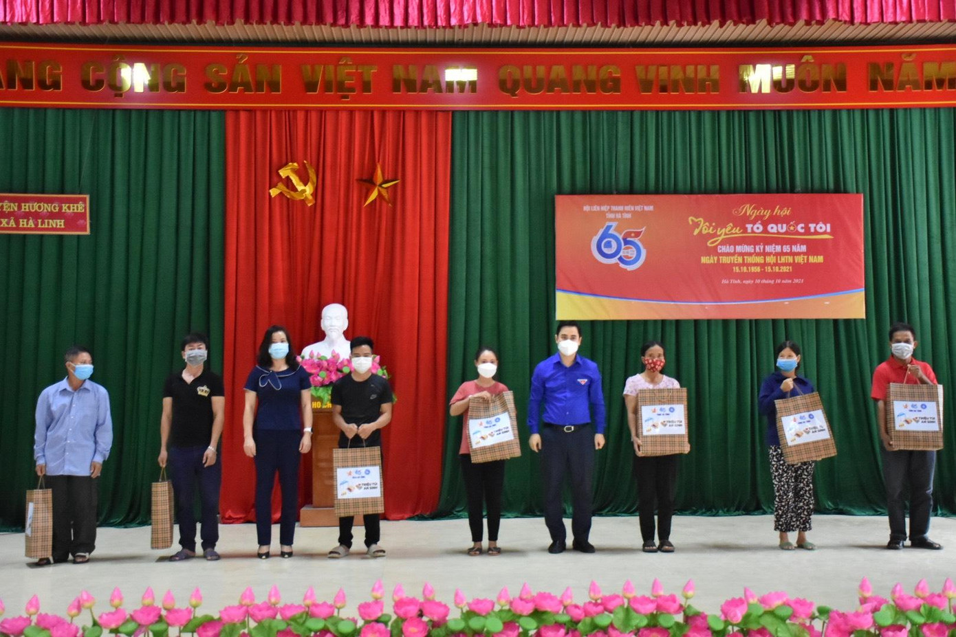 Những suất quà hỗ trợ người gặp khó khăn do ảnh hưởng dịch COVID-19. Những suất quà hỗ trợ người gặp khó khăn do ảnh hưởng dịch COVID-19.