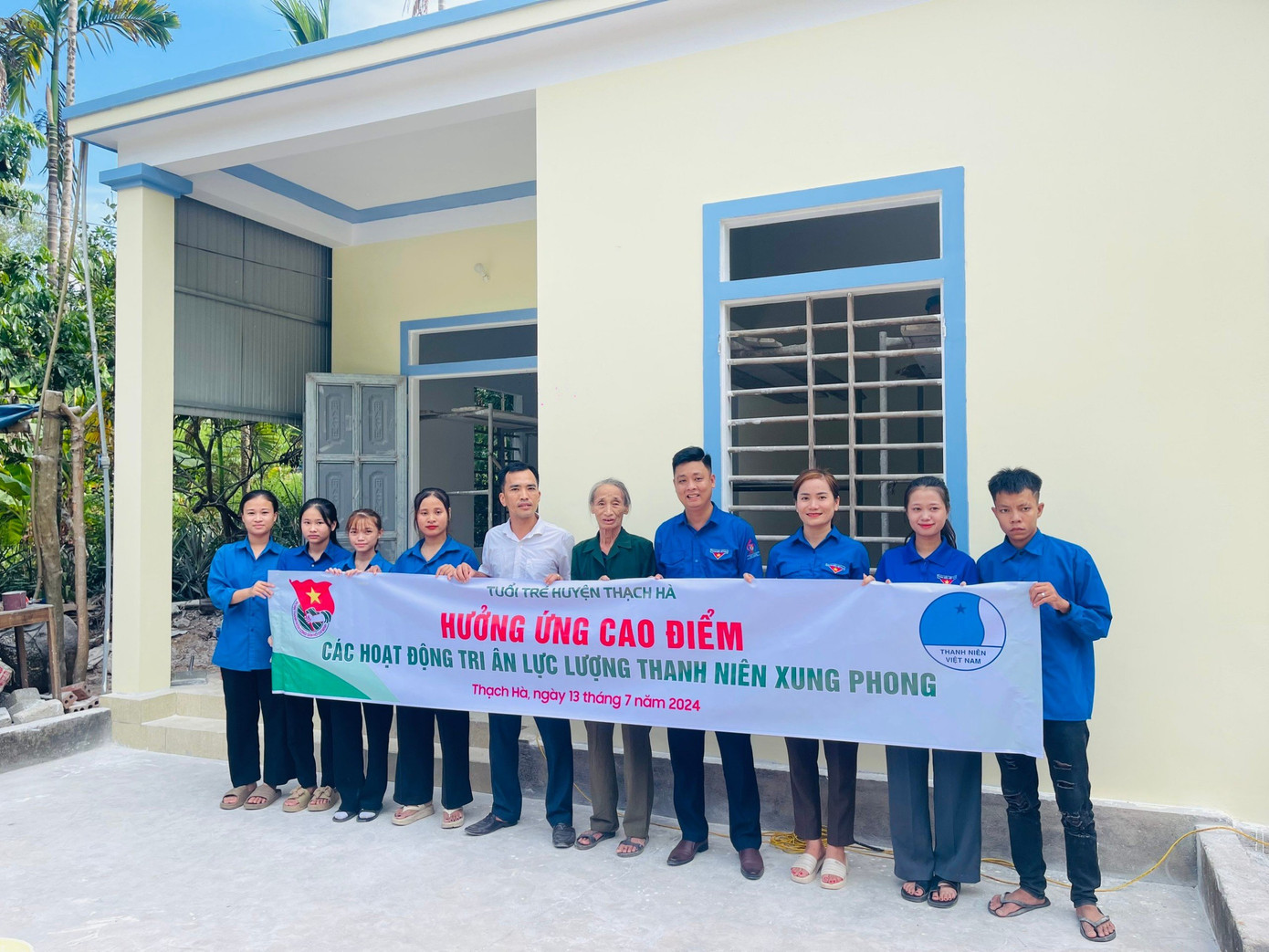 Được biết cùng với chỉnh trang, sơn sửa các ngôi nhà, dịp này, tuổi trẻ Thạch Hà còn tổ chức nhiều bữa cơm nghĩa tình; huy động trao tặng các gia đình chính sách hơn 150 suất quà với tổng kinh phí hơn 50 triệu đồng; ra quân vệ sinh nghĩa trang, đài tưởng niệm liệt sĩ trên địa bàn; tổ chức các chuyến hành hương về địa chỉ đỏ… Được biết cùng với chỉnh trang, sơn sửa các ngôi nhà, dịp này, tuổi trẻ Thạch Hà còn tổ chức nhiều bữa cơm nghĩa tình; huy động trao tặng các gia đình chính sách hơn 150 suất quà với tổng kinh phí hơn 50 triệu đồng; ra quân vệ sinh nghĩa trang, đài tưởng niệm liệt sĩ trên địa bàn; tổ chức các chuyến hành hương về địa chỉ đỏ…