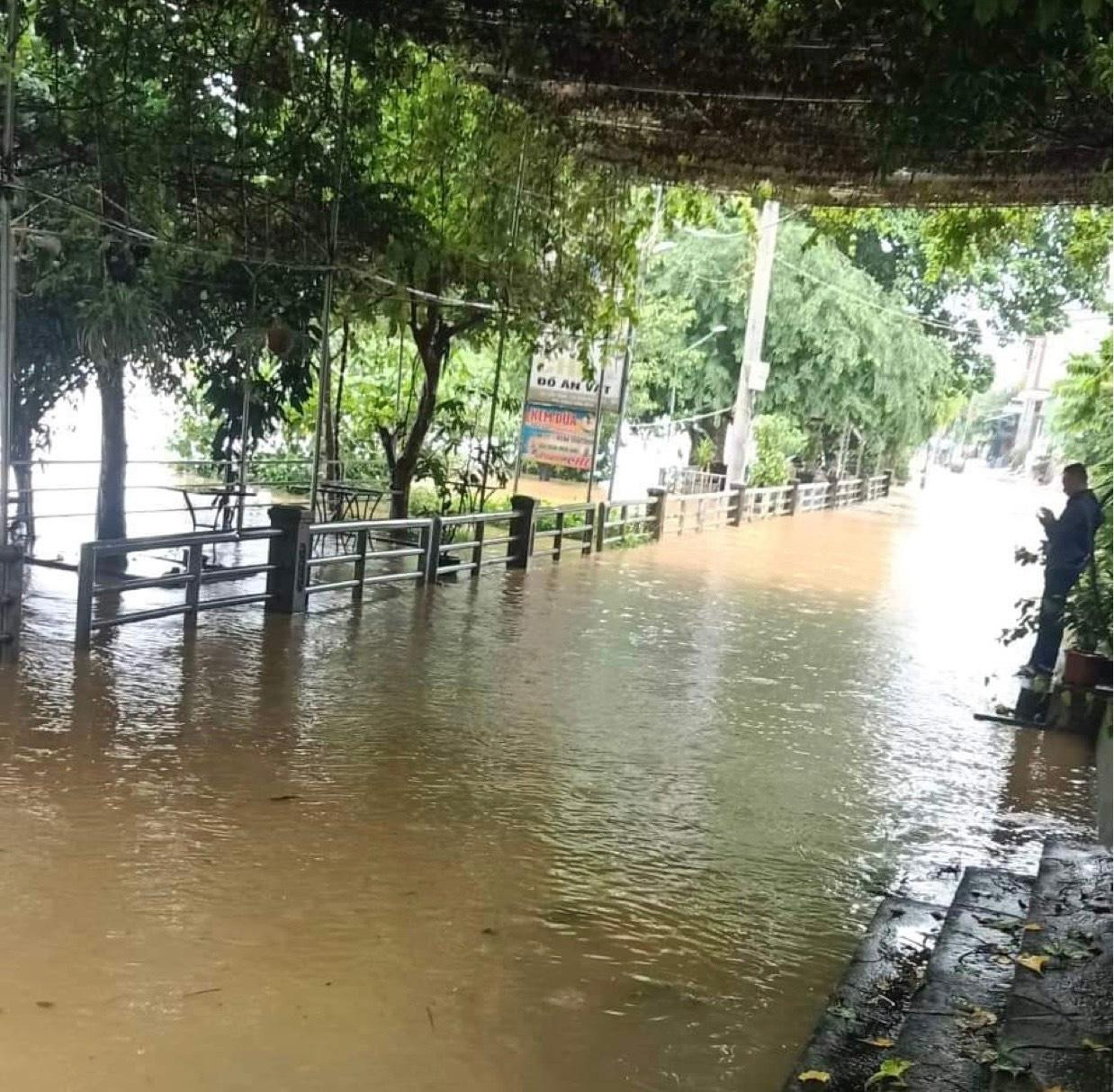 Các đường liên thôn bị ngập, nước đang ngày càng dâng cao. Các đường liên thôn bị ngập, nước đang ngày càng dâng cao.