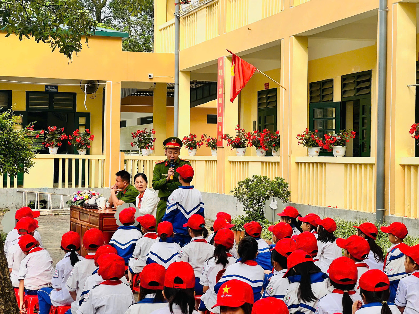 Nhiều trường phối hợp với lực lượng công an xã tổ chức các buổi giao lưu, hỏi đáp kiến thức về an toàn giao thông, giúp học sinh hiểu rõ hơn về những quy định cần tuân thủ khi tham gia giao thông.