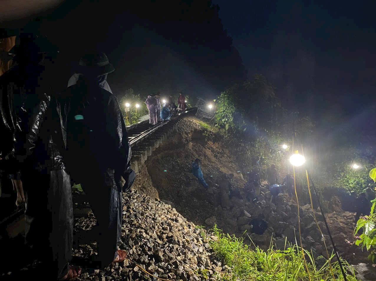 Chong đèn làm việc xuyên đêm bất chấp mưa lớn. Chong đèn làm việc xuyên đêm bất chấp mưa lớn.