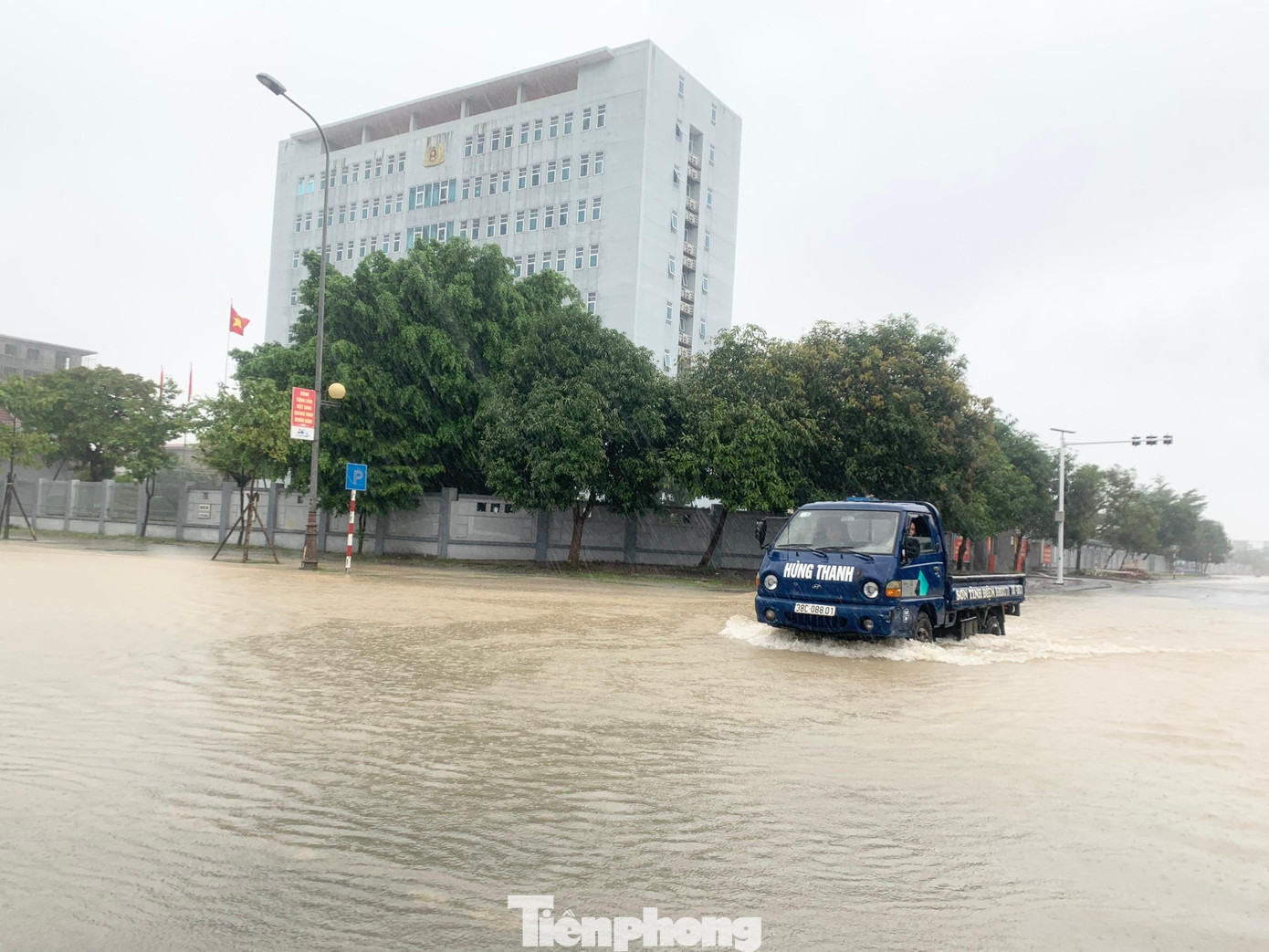 Ghi nhận tại đường Xô Viết Nghệ Tĩnh nhiều vị trí ngập sâu. Hình ảnh tại đường Trần Phú.