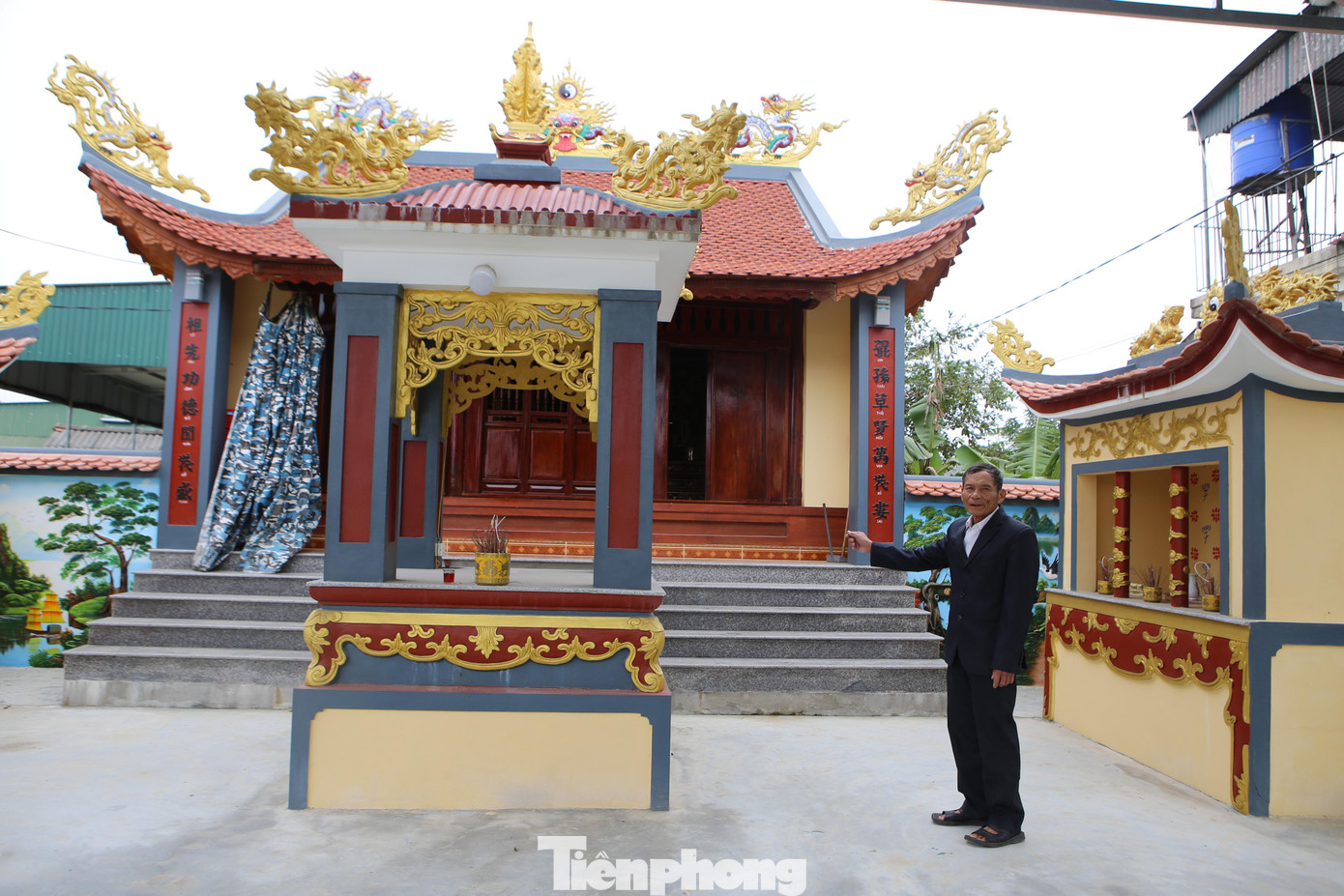 Ông Nguyễn Văn Tân (68 tuổi) là hậu duệ đời thứ 12 dòng họ Nguyễn Văn, được giao trọng trách quản lý đền Nguyễn Văn Giai và trông coi bảo vật của dòng họ. Ông có thâm niêm gần 30 năm kế nhiệm, giữ gìn sắc phong, trong đó có sắc phong lụa gấm dài nhất Việt Nam.