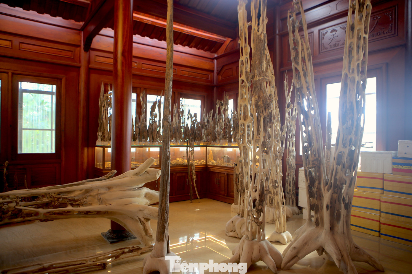 Nhiều gốc trầm qua bàn tay điêu luyện, tỷ mỉ của thợ lành nghề đã tạo ra những sản phẩm đẹp mắt.