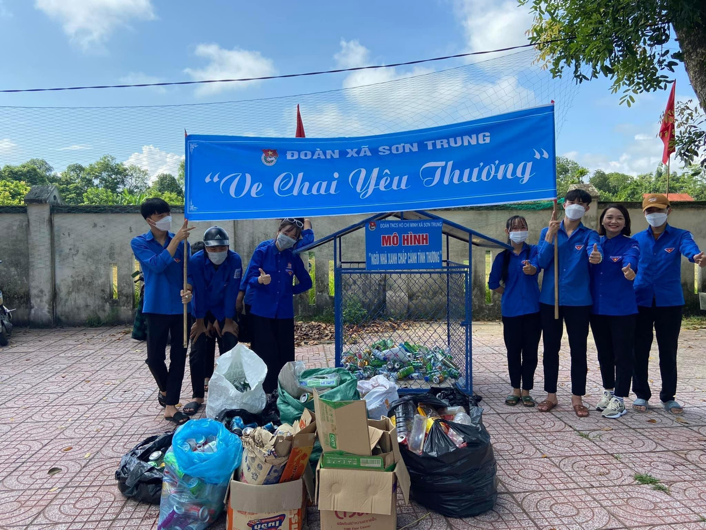 Hoạt động thu gom ve chai gây quỹ của đoàn viên thanh niên xã Sơn Trung, huyện Hương Sơn.