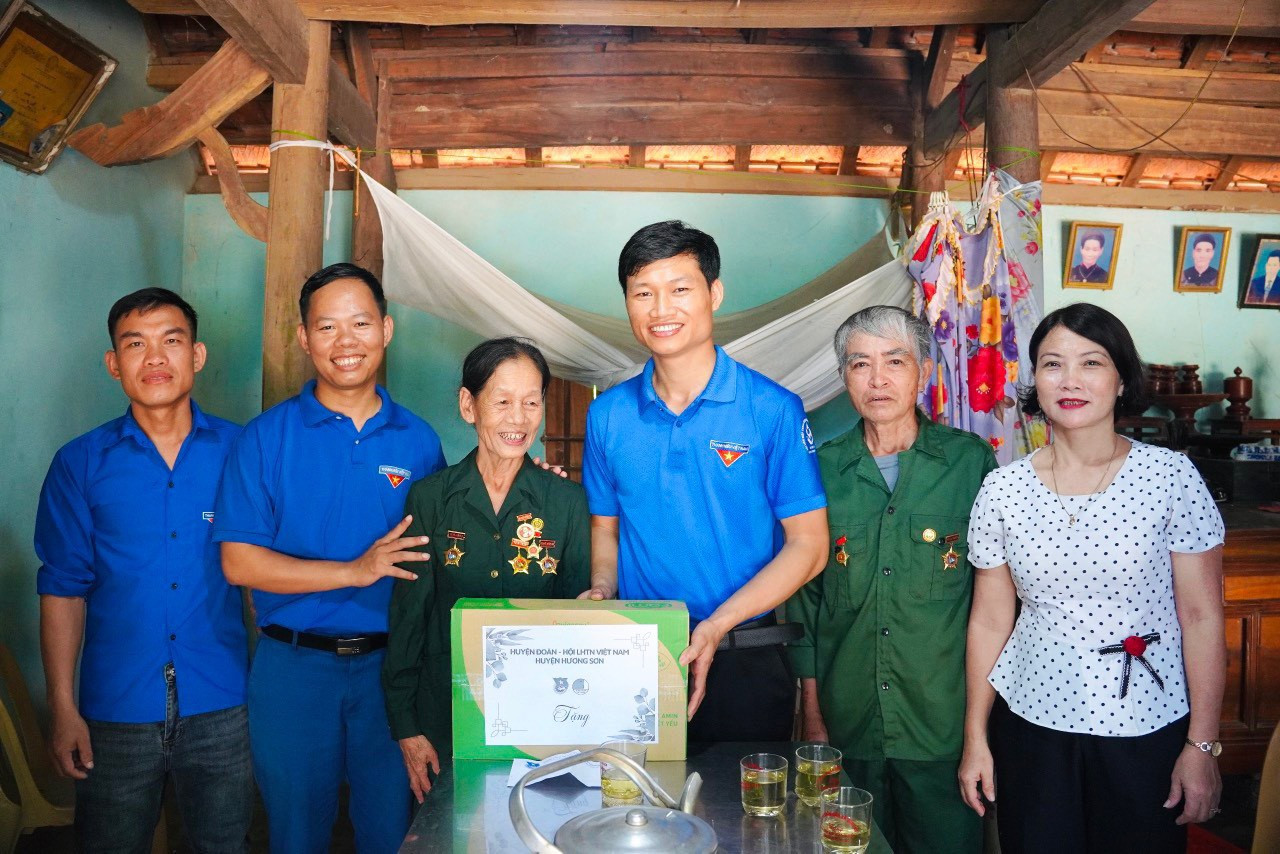 Đặc biệt, các cơ sở Đoàn đã tổ chức nấu 76 "Bữa cơm nghĩa tình" tại các gia đình cựu TNXP neo đơn; hỗ trợ kinh phí khởi công xây dựng nhà tình nghĩa, chỉnh trang, sửa chữa nhà cho hơn 56 hộ gia đình cựu TNXP. Trong ảnh tuổi trẻ huyện Hương Sơn trao tặng quà cho cựu TNXP. Đặc biệt, các cơ sở Đoàn đã tổ chức nấu 76 "Bữa cơm nghĩa tình" tại các gia đình cựu TNXP neo đơn; hỗ trợ kinh phí khởi công xây dựng nhà tình nghĩa, chỉnh trang, sửa chữa nhà cho hơn 56 hộ gia đình cựu TNXP. Trong ảnh tuổi trẻ huyện Hương Sơn trao tặng quà cho cựu TNXP.