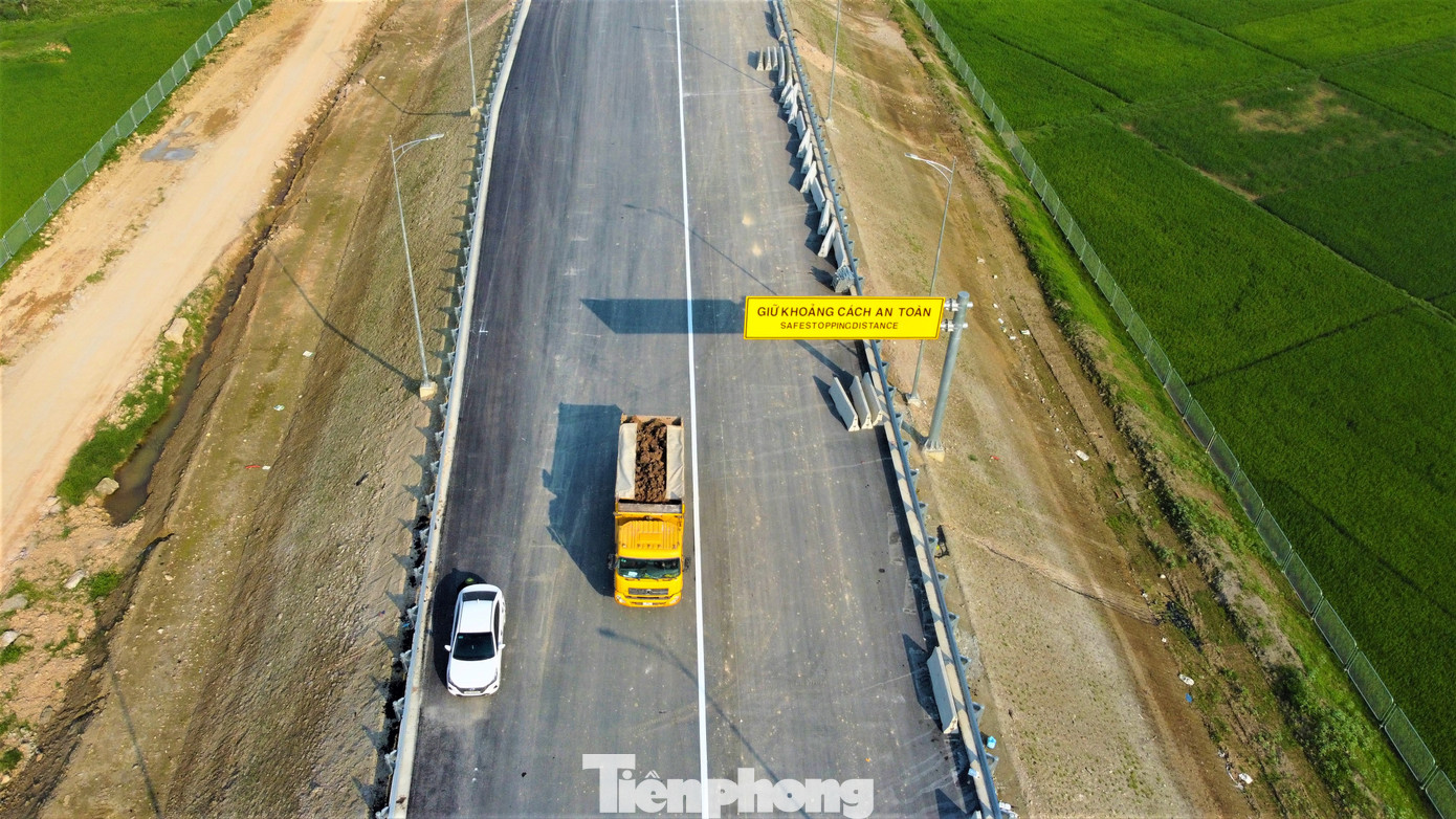 Thiết kế của tuyến cao tốc qua Hà Tĩnh bao gồm 4 làn xe với mặt đường rộng 17m trong giai đoạn đầu. Sau đó sẽ mở rộng lên 6 làn xe với nền đường rộng 32,25m trong giai đoạn hoàn chỉnh.