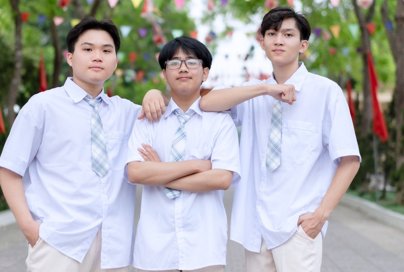 Em Tuấn Anh (bìa trái) được đánh giá có tinh thần năng nổ với các hoạt động của trường, được bạn bè yêu quý.