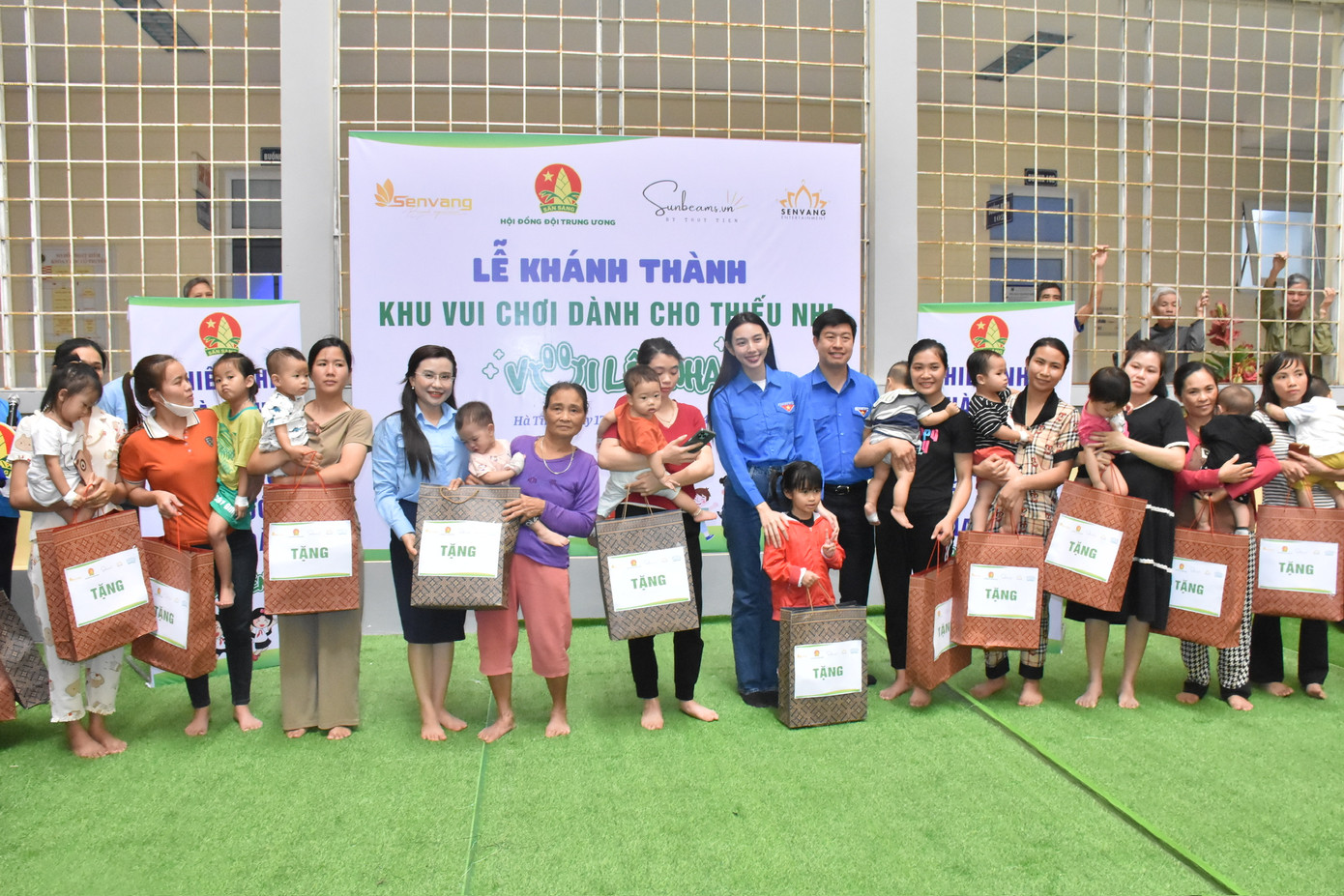 Chị Nguyễn Phạm Duy Trang - Bí thư T.Ư Đoàn cùng Hoa hậu Nguyễn Thúc Thùy Tiên trao tặng quà cho các bệnh nhân nhi đang điều trị tại bệnh viện. Chị Nguyễn Phạm Duy Trang - Bí thư T.Ư Đoàn cùng Hoa hậu Nguyễn Thúc Thùy Tiên trao tặng quà cho các bệnh nhân nhi đang điều trị tại bệnh viện.