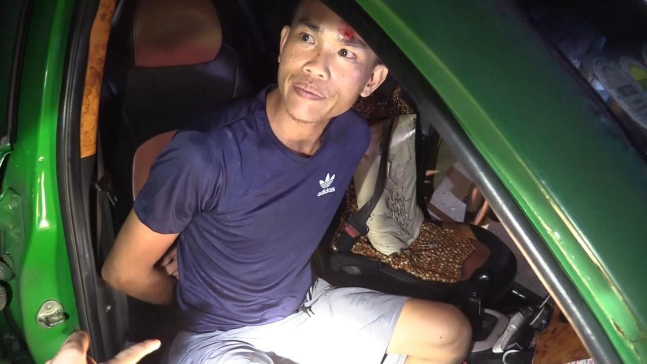 Trường bị bắt giữ khi đang đi trên xe taxi vận chuyển 10kg ma tuý.