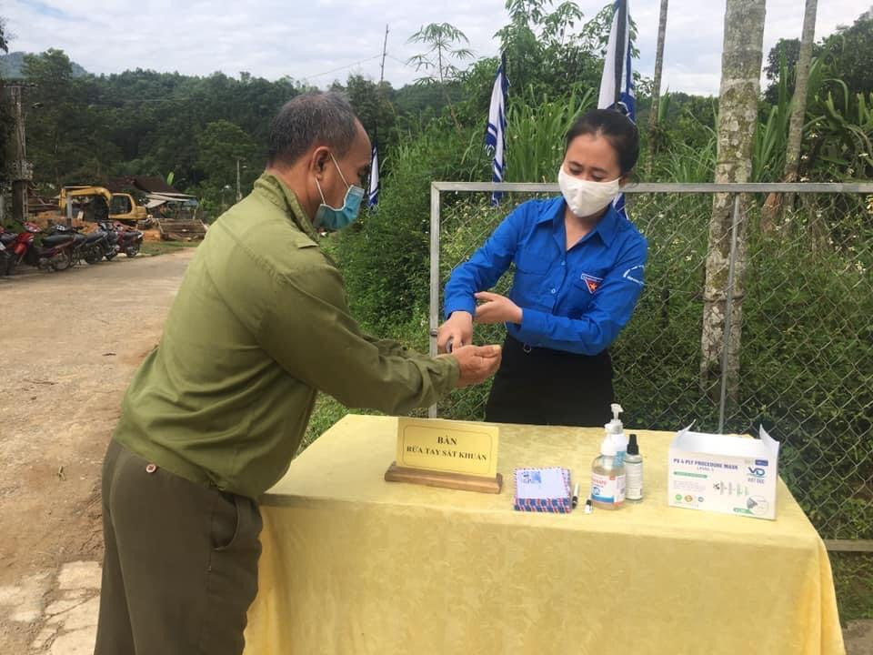 Một số lực lượng thanh niên đến tại các khu vực tổ chức đám tang để tuyên truyền người dân sát khuẩn tay, đeo khẩu trang y tế.