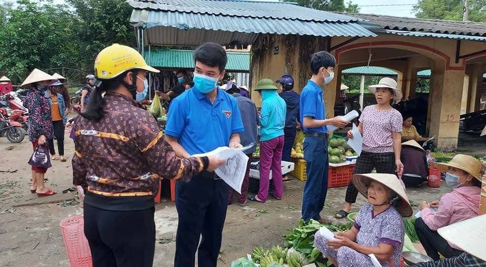Tại huyện Hương Sơn, các tình nguyện viên phối hợp cùng lực lượng công an, nhân viên y tế tổ chức tuyên truyền phòng chống dịch như đeo khẩu trang...