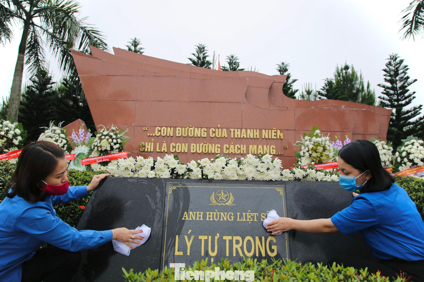 Từ tuổi thiếu niên, Lý Tự Trọng đã nêu cao khí tiết cách mạng, chịu đựng mọi cực hình tra tấn của kẻ thù quyết không khai báo nửa lời để bảo vệ cơ sở, bảo vệ đồng chí, đồng bào. Đặc biệt trước tòa án đế quốc thực dân, Lý Tự Trọng đã hiên ngang tuyên bố: “Con đường của thanh niên chỉ là con đường cách mạng, không thể có con đường nào khác….”. Sau nhiều năm tìm kiếm, di cốt của anh hùng Lý Tự Trọng đã được tìm thấy tại công viên Lê Thị Riêng (TP HCM). Đến năm 2011, Đảng bộ, chính quyền và nhân dân Hà Tĩnh cùng dòng tộc, đã đưa di cốt anh về an nghỉ tại quê nhà thuộc xã Việt Tiến.