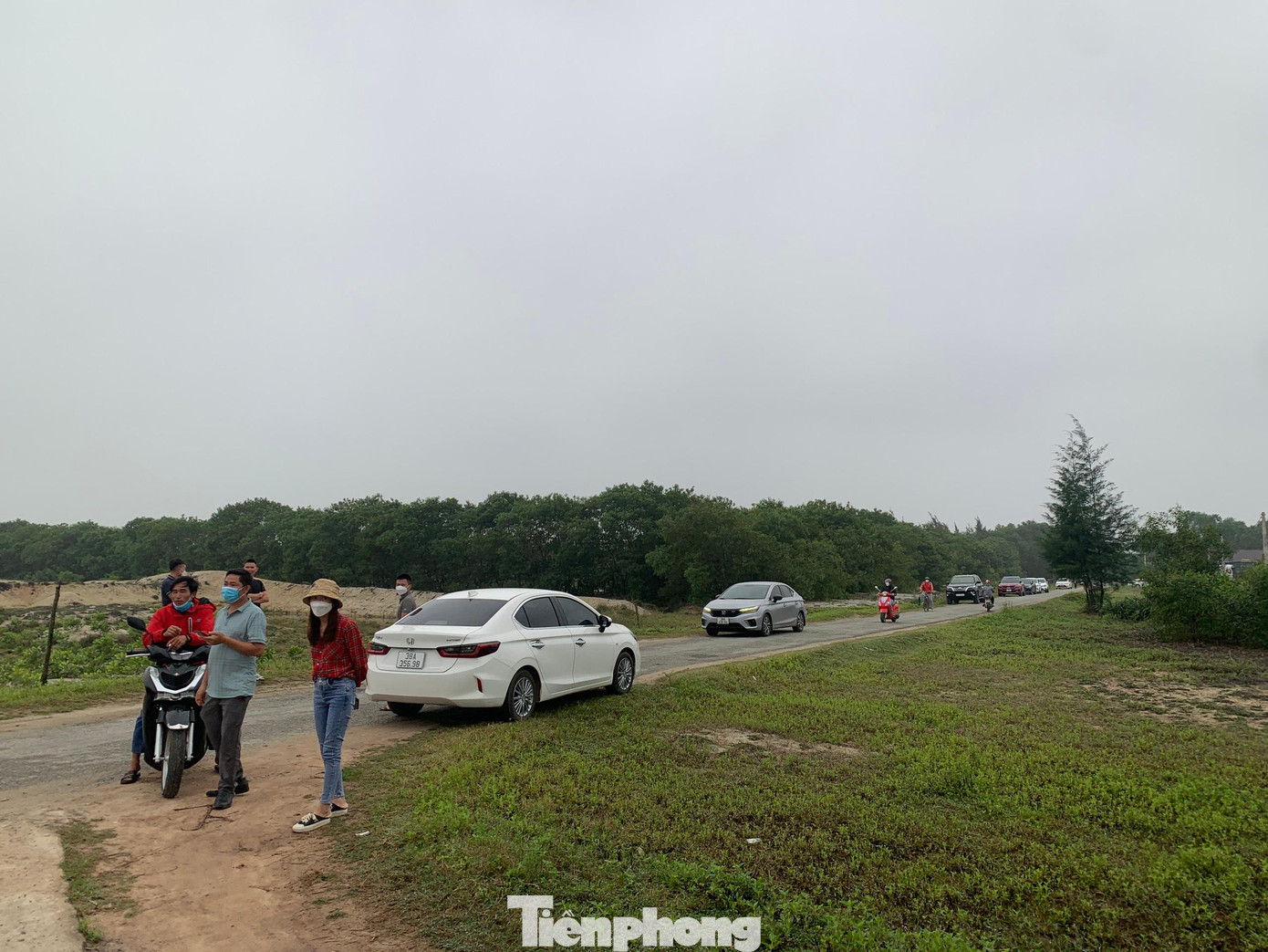 Việc cò đất ùn ùn kéo về vùng đất Thạch Văn khiến đất nơi này bị sốt "ảo", đất giá nhảy theo từng giờ. "Nếu mua giờ này còn giá 3,2 tỷ, còn đến sáng mai sẽ giá khác. Yên tâm chốt cọc đất đi, những lô đất này giờ ra nhanh lắm", một môi giới đất "chào hàng".