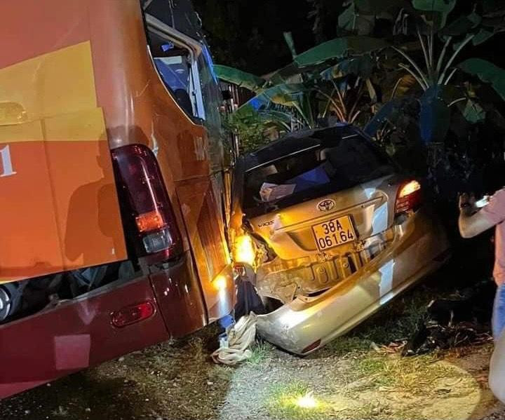 Xe khách và ô tô 5 chỗ bị hư hỏng nặng sau vụ tai nạn. Xe khách và ô tô 5 chỗ bị hư hỏng nặng sau vụ tai nạn.