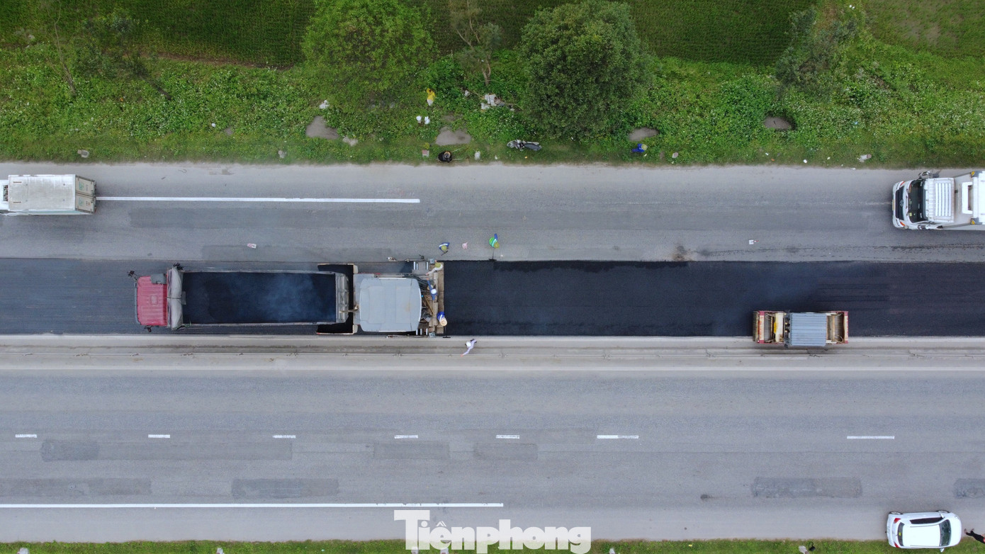 Đơn vị chịu trách nhiệm quản lý đang huy động máy móc, nhân công sửa chữa quốc lộ.