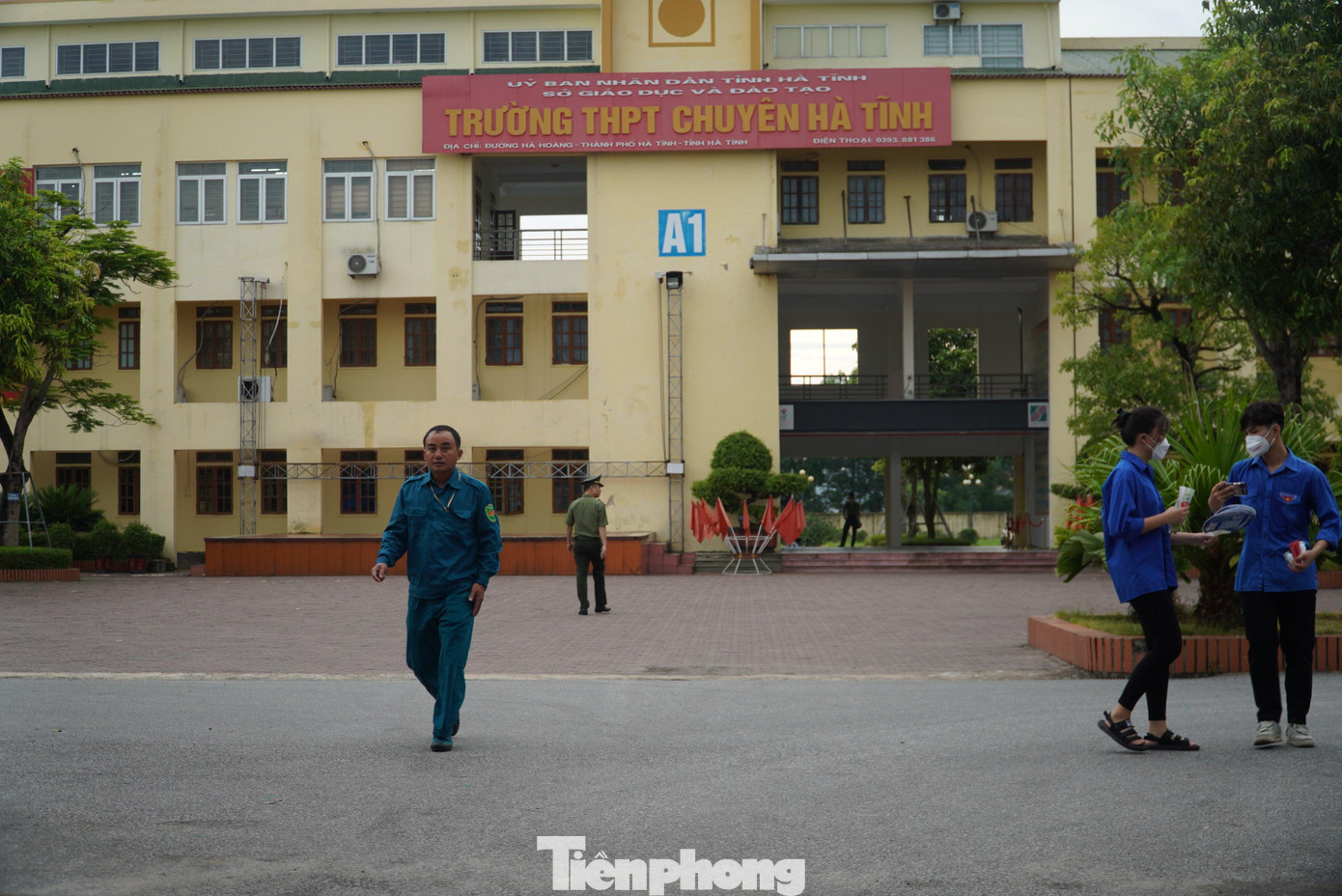 Người cha khi cõng con vào điểm thi thì ra ngoài cổng để chờ. Người cha khi cõng con vào điểm thi thì ra ngoài cổng để chờ.