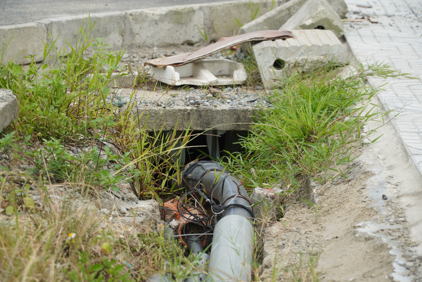 Nhiều điểm hố ga, mương thoát nước rác thải ngập bên trong.