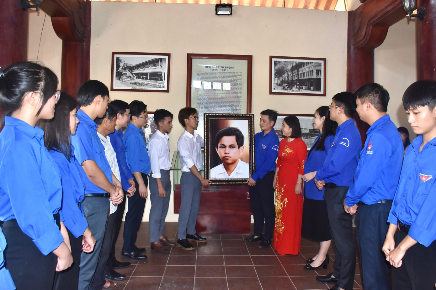 Nhân dịp kỷ niệm 109 năm ngày sinh Người đoàn viên thanh niên cộng sản đầu tiên, Ban Thường vụ Tỉnh Đoàn Hà Tĩnh phối hợp với nhóm Team Lee đã phục chế màu bức ảnh chân dung và trao tặng cho thân nhân Anh hùng liệt sĩ Lý Tự Trọng và Ban quản lý Khu tưởng niệm Lý Tự Trọng.