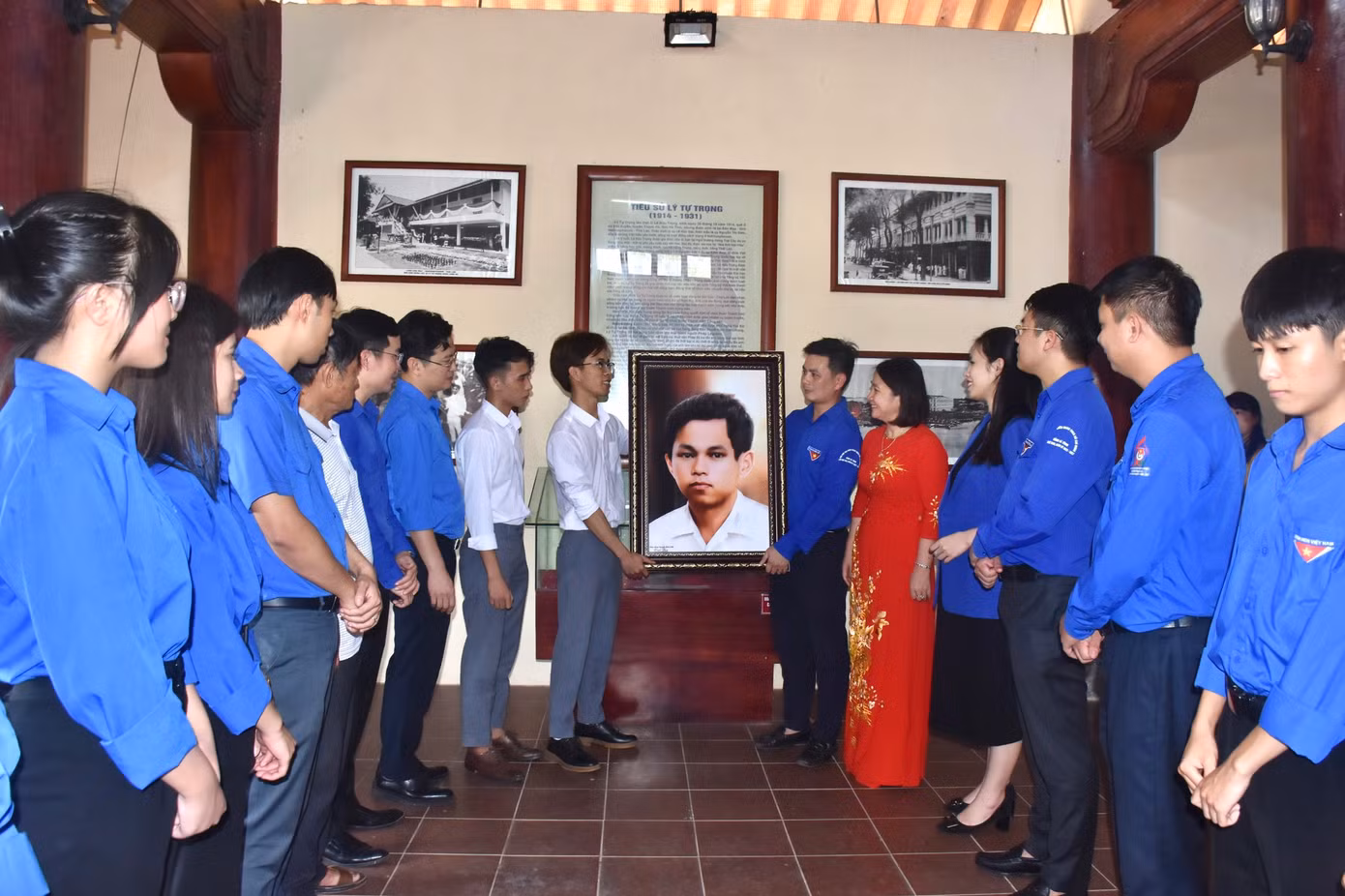 Nhân dịp kỷ niệm 109 năm ngày sinh Người đoàn viên thanh niên cộng sản đầu tiên, Ban Thường vụ Tỉnh Đoàn Hà Tĩnh phối hợp với nhóm Team Lee đã phục chế màu bức ảnh chân dung và trao tặng cho thân nhân Anh hùng liệt sĩ Lý Tự Trọng và Ban quản lý Khu tưởng niệm Lý Tự Trọng.