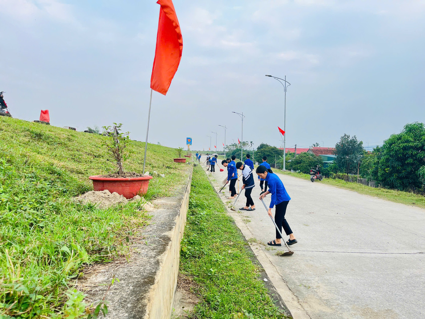 Đông đảo đoàn viên thanh niên ra quân vệ sinh môi trường trên các tuyến đường.