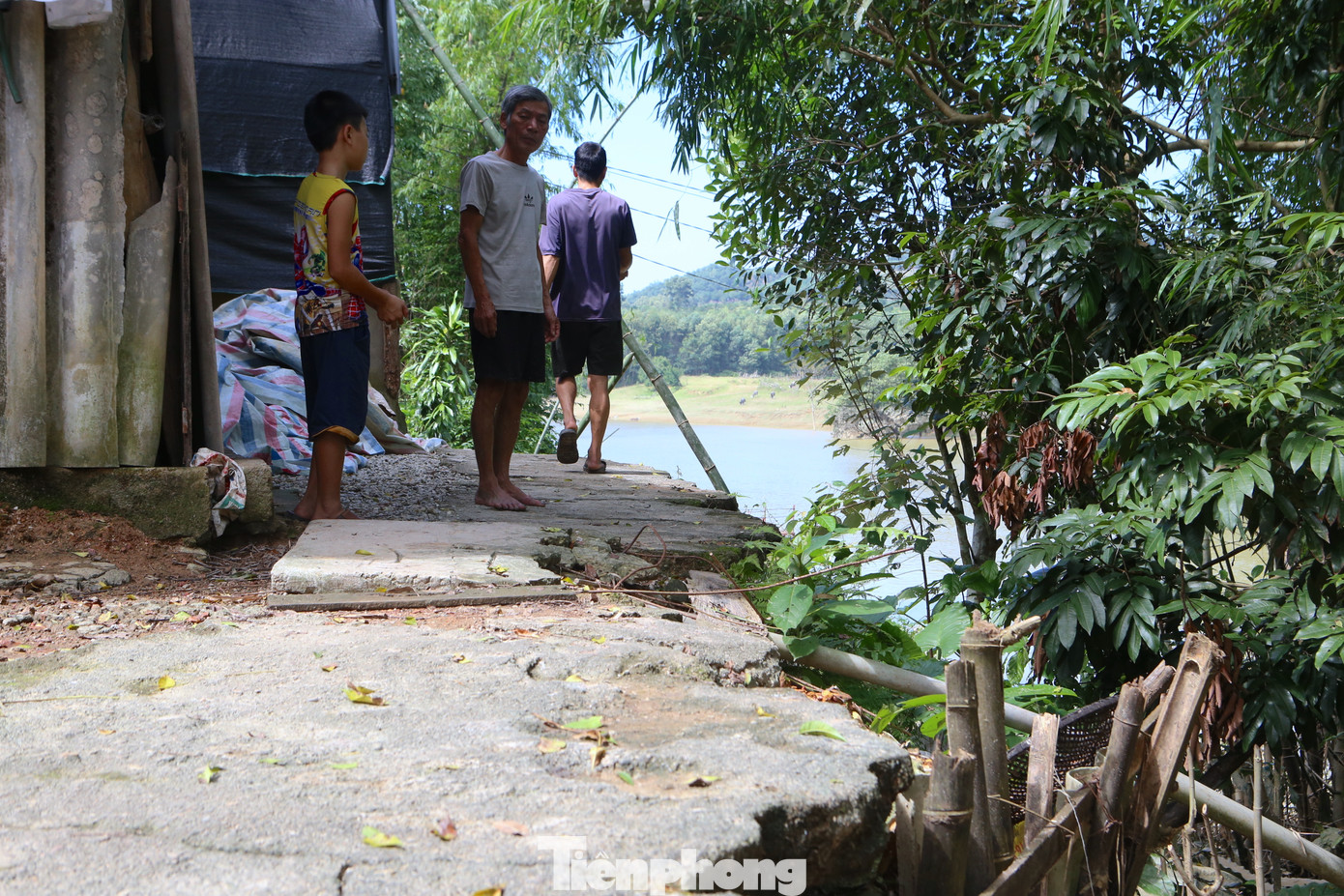 “Hiện tại sông đã cuốn mất đường đi, không còn cách nào gia đình phải đi nhờ trong nhà họ. Xe máy cũng không dắt được ra ngoài, giờ đi cũng phải bám bờ tường để đi vì lỡ sẩy chân là ngã xuống sông”, ông Hùng lo lắng.