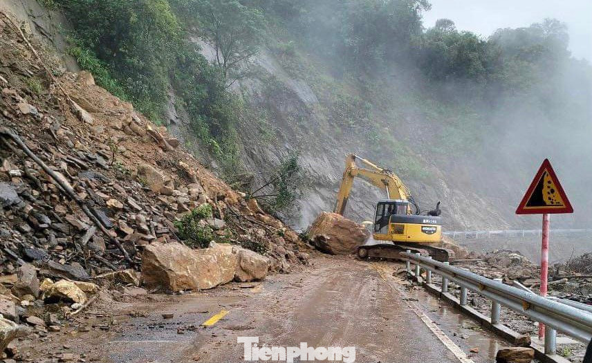 Tháng 9 vừa qua, tại quốc lộ 8A, đoạn qua xã Sơn Kim 1 cũng cũng xảy ra 2 vụ sạt lở. Trong đó nặng nhất là đoạn Km82+800 với khoảng 1.000 m3 đất đá từ mái taluy dương sạt lở xuống mặt đường, gây ách tắc giao thông toàn tuyến.