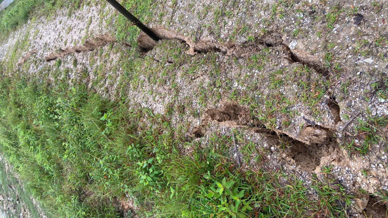 Năm 2023, hồ Cha Chạm bắt đầu có dấu hiệu bị nứt. Năm 2024, tại hồ chứa nước tiếp tục xuất hiện thêm nhiều điểm nứt trên đỉnh đập dài hàng chục mét, chiều sâu chỗ lớn nhất 35cm, chiều rộng đường nứt 1,5cm. Ngoài ra phát hiện một số điểm bị sạt trượt mái thượng lưu đập với chiều dài 20m, chiều rộng nơi lớn nhất gần 20cm. Năm 2023, hồ Cha Chạm bắt đầu có dấu hiệu bị nứt. Năm 2024, tại hồ chứa nước tiếp tục xuất hiện thêm nhiều điểm nứt trên đỉnh đập dài hàng chục mét, chiều sâu chỗ lớn nhất 35cm, chiều rộng đường nứt 1,5cm. Ngoài ra phát hiện một số điểm bị sạt trượt mái thượng lưu đập với chiều dài 20m, chiều rộng nơi lớn nhất gần 20cm.