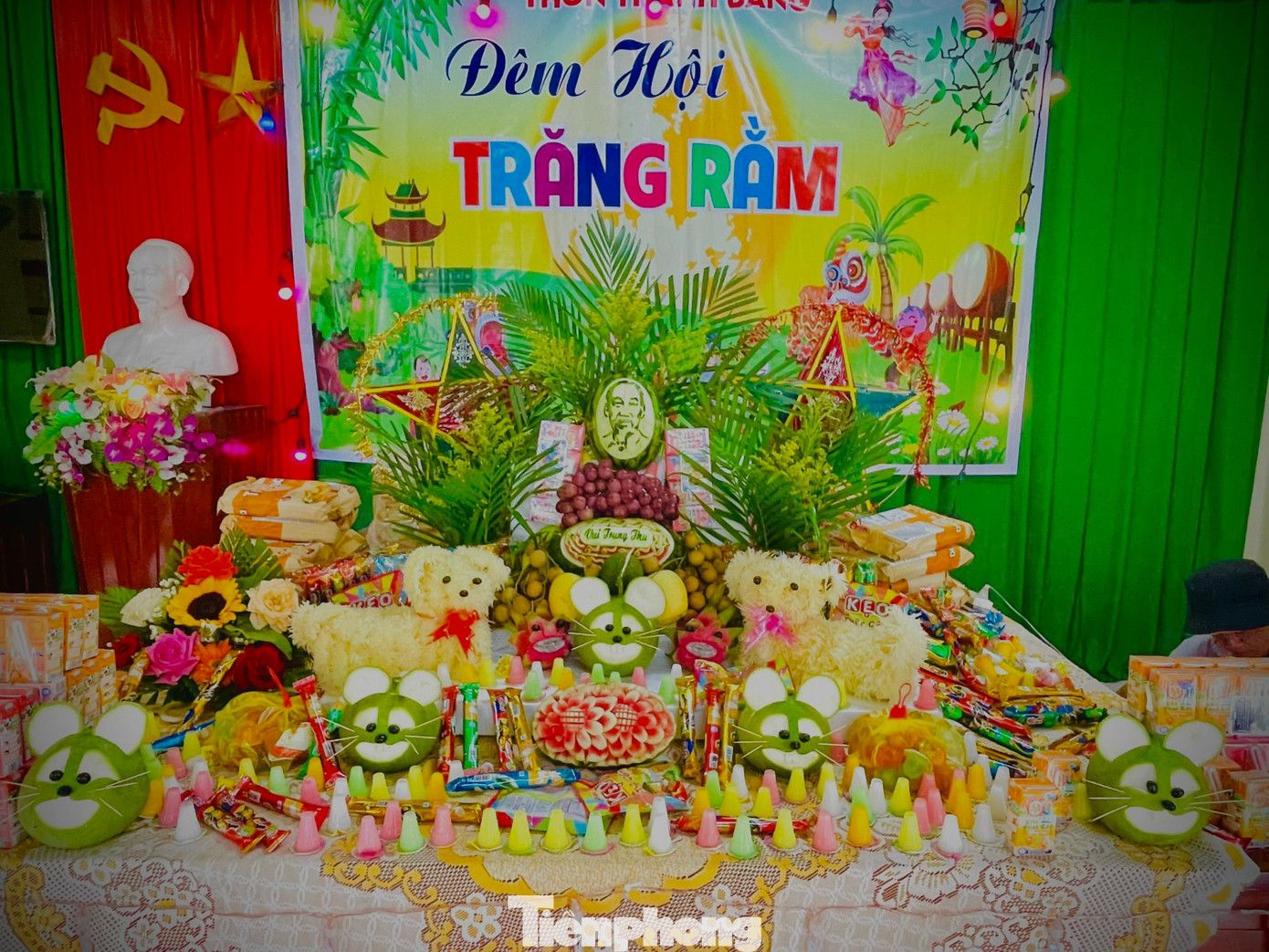 Mâm cỗ trung thu có đầy đủ hoa, quả và bánh kẹo, đèn lồng sắc màu tạo nên bữa tiệc vô cùng phong phú.