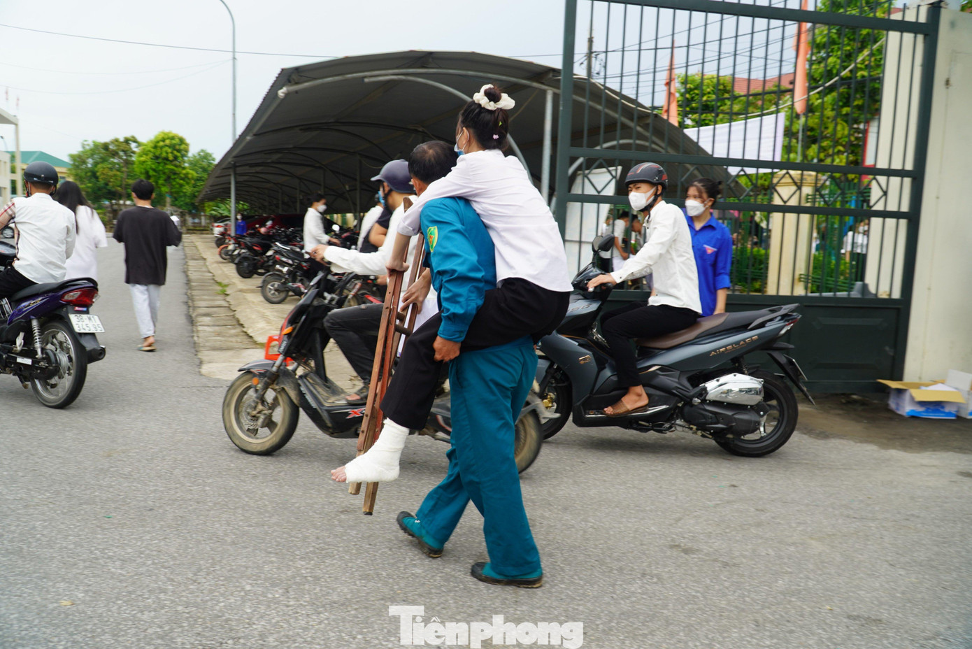 Bị gãy chân, Hạnh phải dùng nạng gỗ nên từ khi con xuống xe, ông Lý cõng con trên lưng để vào lớp. Bị gãy chân, Hạnh phải dùng nạng gỗ nên từ khi con xuống xe, ông Lý cõng con trên lưng để vào lớp.