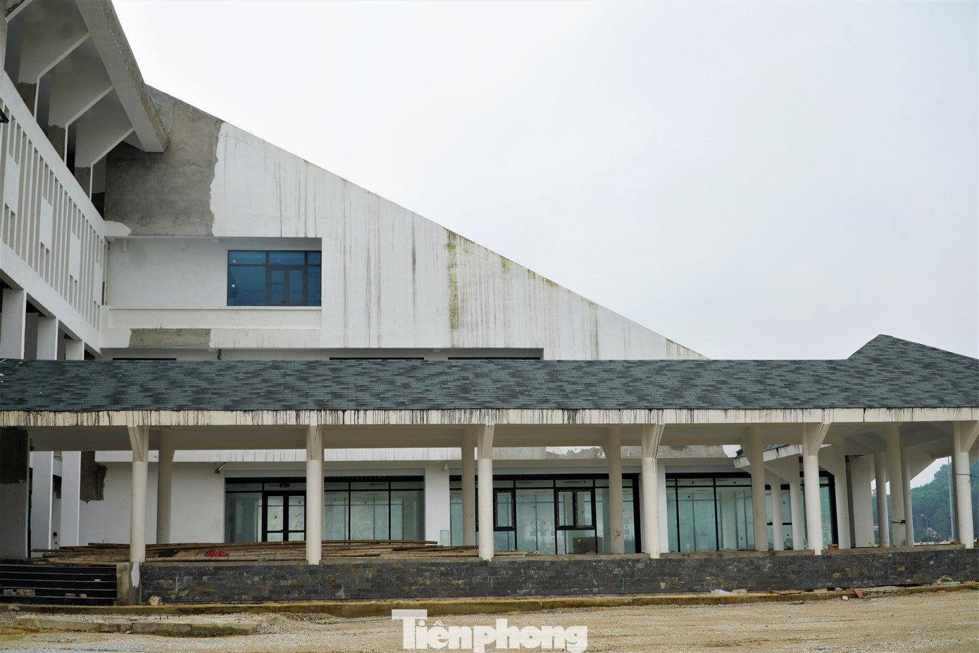 Đến thời điểm yêu cầu hoàn thiện dự án, đơn vị thi công thực hiện không đúng cam kết. Sau đó UBND huyện Lộc Hà đã đề xuất xin gia hạn. Lần thứ nhất gia hạn đến ngày 30/12/2023, lần thứ hai yêu cầu đến tháng 12/2024 phải hoàn thành, bàn giao. Tuy nhiên, đến nay dự án vẫn chưa được thực hiện theo tiến độ cam kết. Đến thời điểm yêu cầu hoàn thiện dự án, đơn vị thi công thực hiện không đúng cam kết. Sau đó UBND huyện Lộc Hà đã đề xuất xin gia hạn. Lần thứ nhất gia hạn đến ngày 30/12/2023, lần thứ hai yêu cầu đến tháng 12/2024 phải hoàn thành, bàn giao. Tuy nhiên, đến nay dự án vẫn chưa được thực hiện theo tiến độ cam kết.