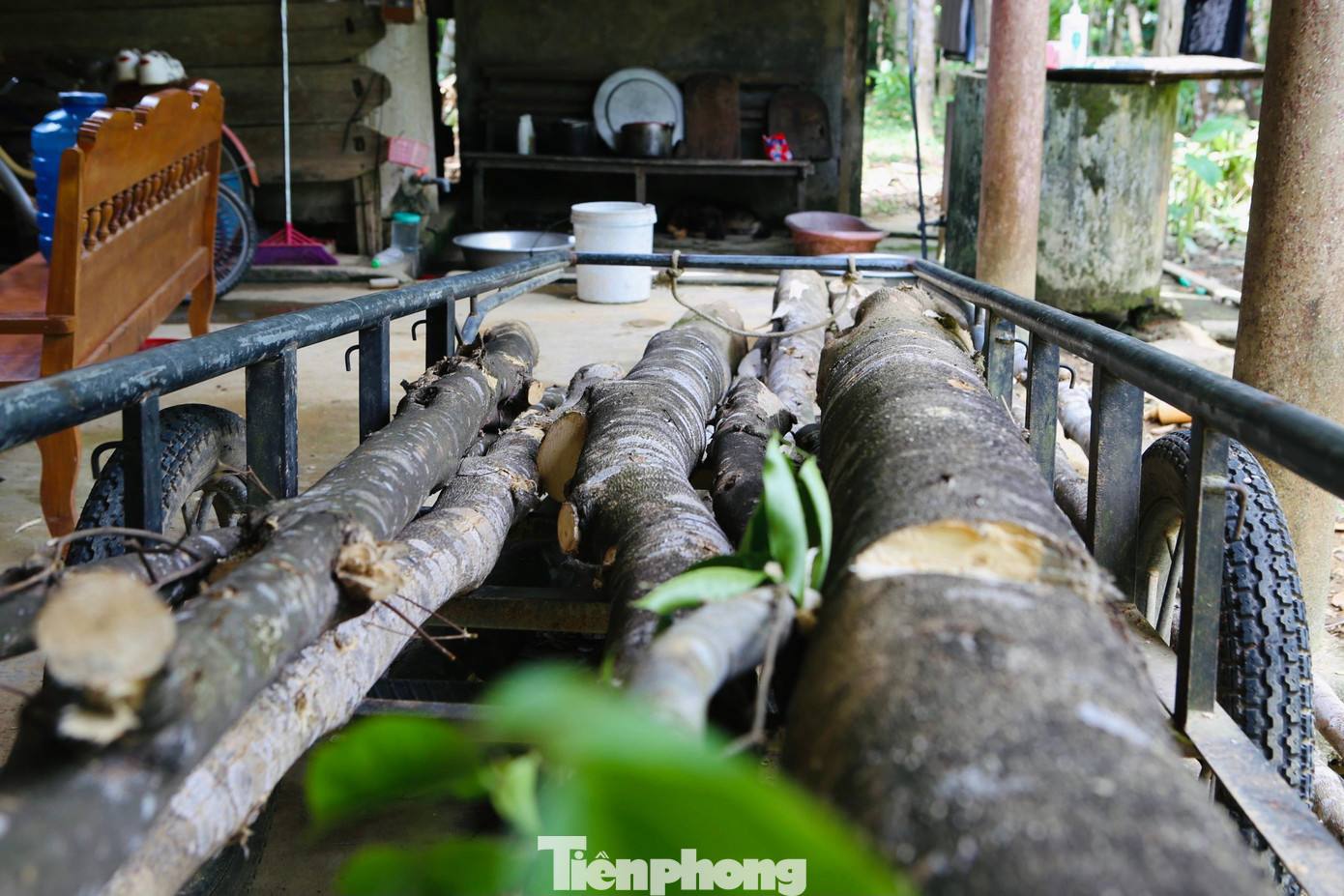 Sau khi dó trầm được khai thác, người dân bán cho những chủ xưởng làm đồ mỹ nghệ, hoặc làm tinh dầu trầm hương. Giá thành từng gốc tuỳ theo số lượng người mua tính toán lấy được bao nhiêu trầm hương trong đó.