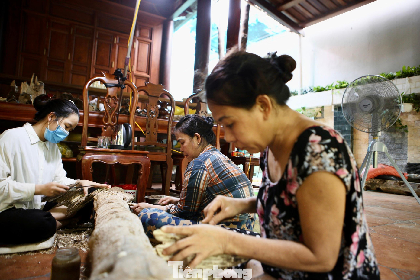 Sau khi cây dó được khai thác, người dân phải tỷ mỉ đẽo lớp vỏ phía bên ngoài. Sau đó dùng các loại đục, để xoi, xỉa những phần gỗ trắng ra để lại phần trầm có màu đen.