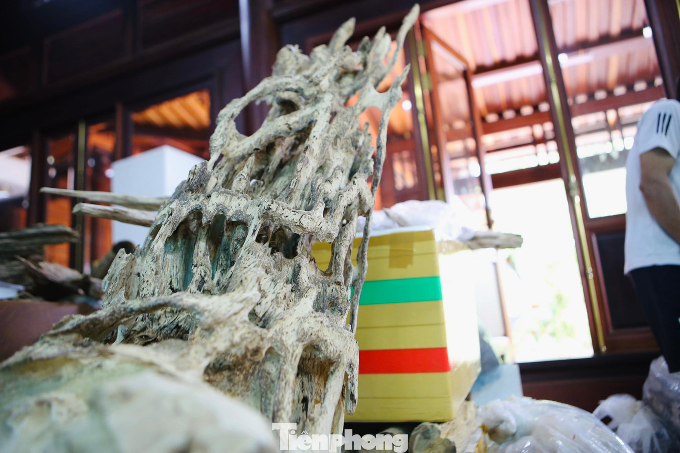 Theo giá thị trường, trầm thô chưa qua chế tác có giá 1kg 8 triệu đồng. Còn sau khi thành phẩm tuỳ theo khối lượng trầm và tuỳ theo khách để bán.