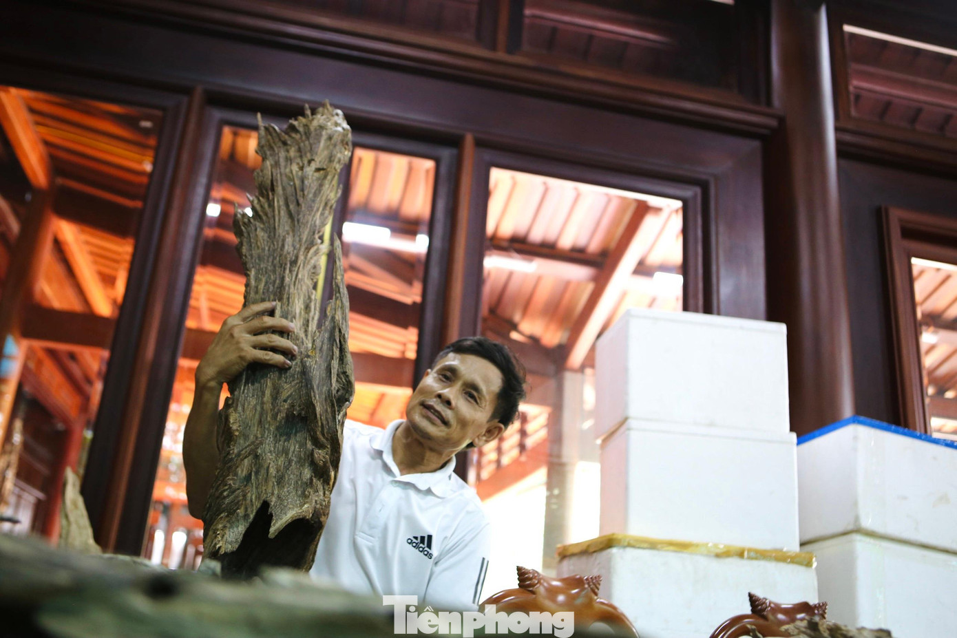 Nhiều khách hàng từ Hà Nội, Huế, Sài Gòn thậm chí người nước ngoài cũng sẵn sàng chi cho những món trầm đắt tiền để đặt trong nhà lấy may hoặc mang đi biếu, tặng. Trong ảnh khối trầm hương được ông Tuấn rao bán với giá 1 tỷ đồng.