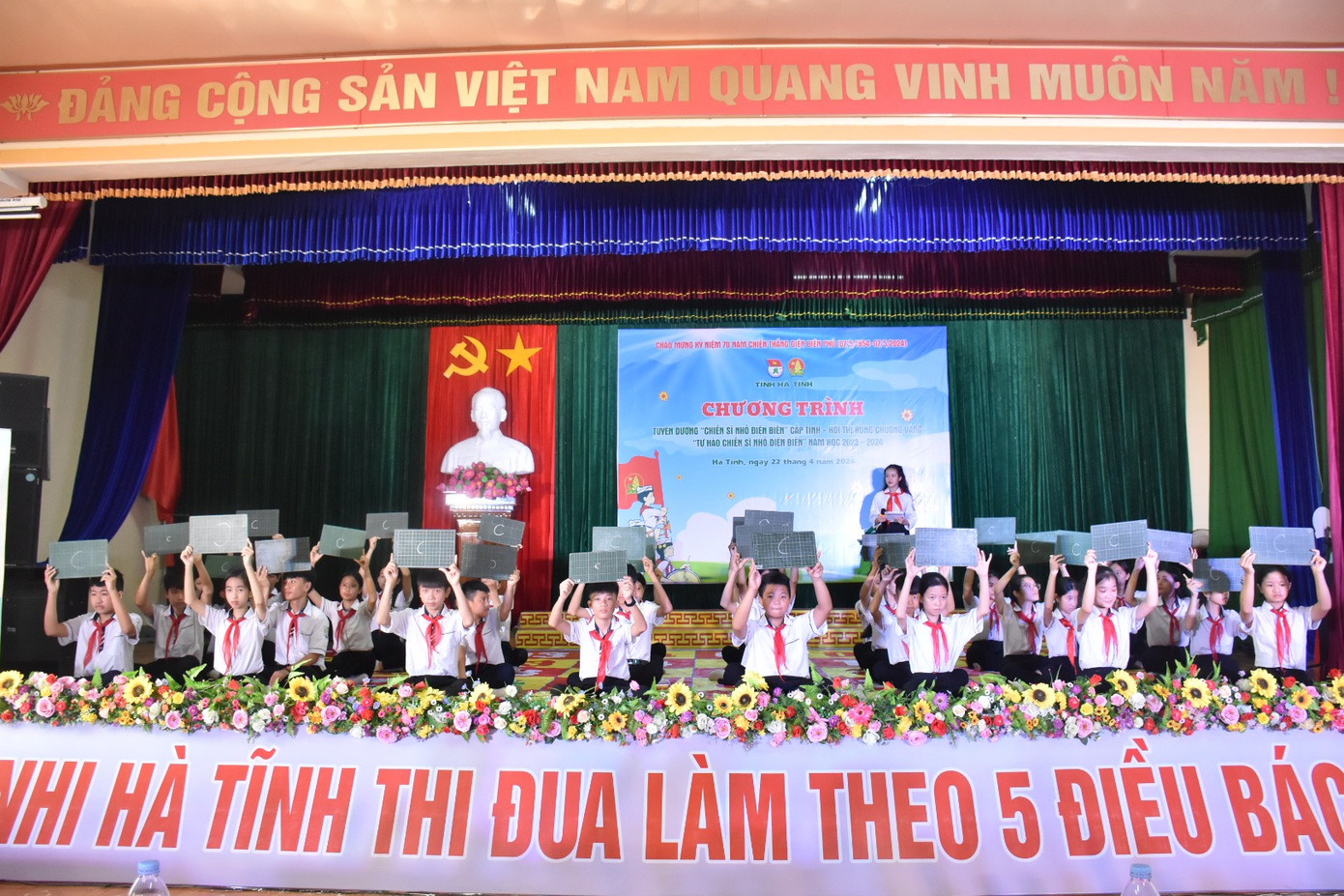 Các em học sinh háo hức tham dự hội thi rung chuông vàng chủ đề “Tự hào chiến sĩ nhỏ Điện Biên”.