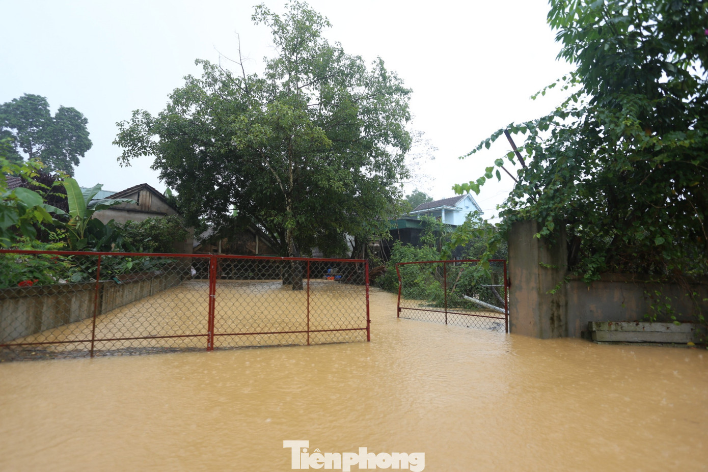 Theo báo cáo nhanh của Ban Chỉ huy phòng chống thiên tai và tìm kiếm cứu nạn tỉnh Hà Tĩnh, tại huyện Hương Khê có 5.494 hộ dân bị nước vào vườn; hàng chục điểm trường học, hội quán và bưu điện bị ngập; nhiều tuyến đường giao thông, cầu tràn bị ngập, sạt lở nghiêm trọng. Cũng tại huyện Hương Khê, mưa lũ đã khiến 2 người chết, 1 người mất tích, đang được lực lượng chức năng nỗ lực tìm kiếm.