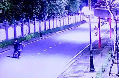 Hình ảnh camera an ninh ghi lại toàn bộ sự việc.