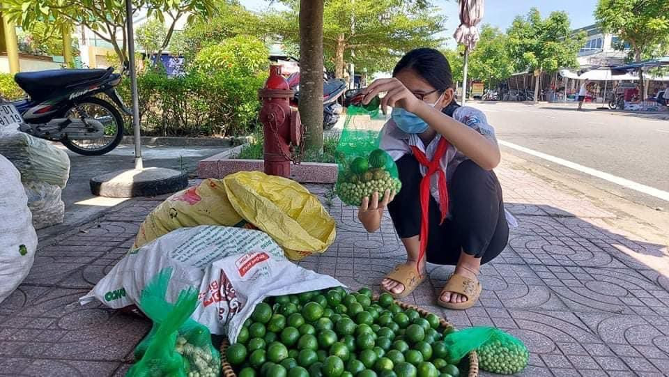 Những qủa chanh tươi, hành tăm, gừng, sả đang được các bạn nhỏ đóng gói để gửi vào hỗ trợ các tỉnh phía Nam.