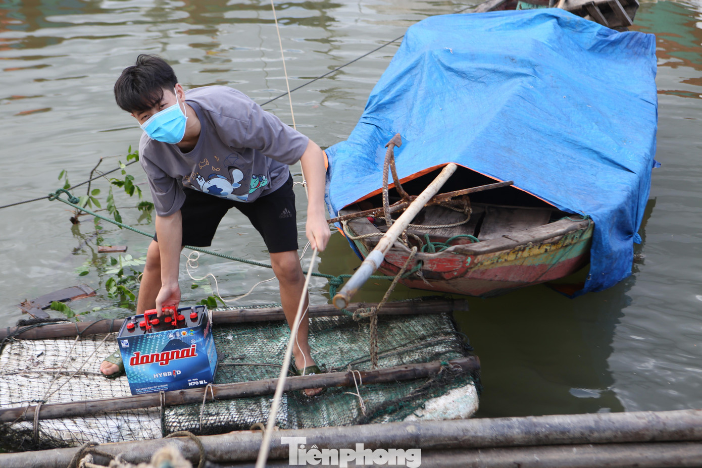 Các ngư dân cho biết, mỗi tàu, thuyền đều phải lắp đặt hệ thống điện để khi mưa bão sẽ hút nước từ tàu, thuyền xuống để tránh bị ngập, thậm chí chìm tàu. Ngư dân căng bạt để bảo vệ phần máy, tránh nước ngập vào thuyền.