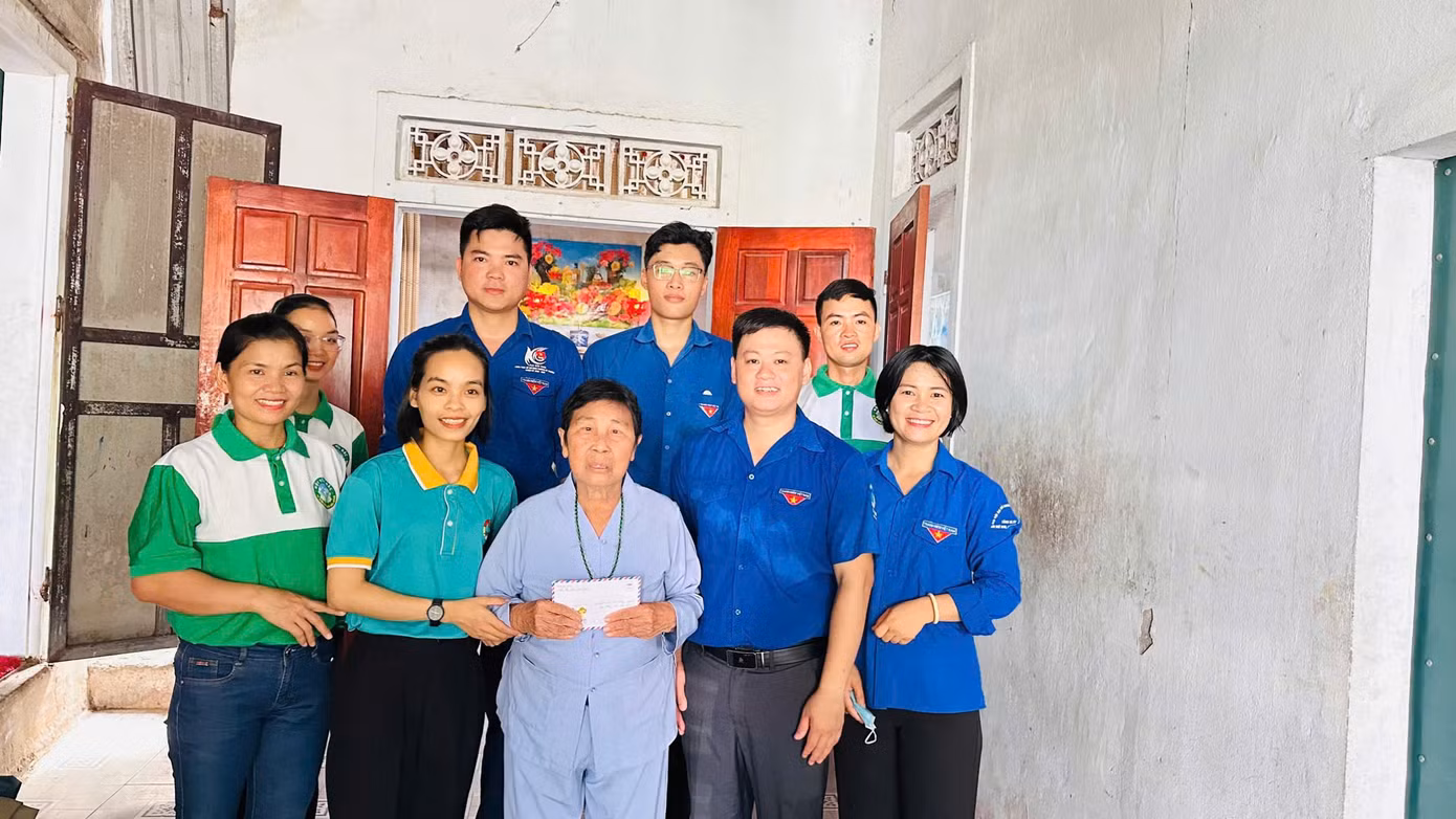 Đoàn phường Hoành Sơn cũng kết nối trao quà 6 suất quà cho đối tượng gia đình chính sách, thương binh xã hội và cựu thanh niên xung phong.