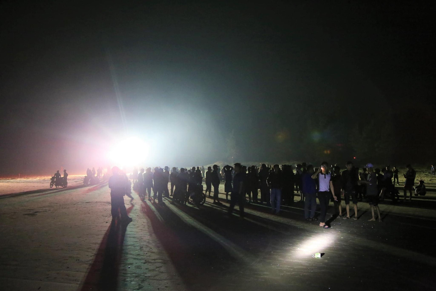 Hàng trăm người gồm lực lượng chức năng cùng người dân đã xuyên đêm đi dọc bờ biển để tìm kiếm.