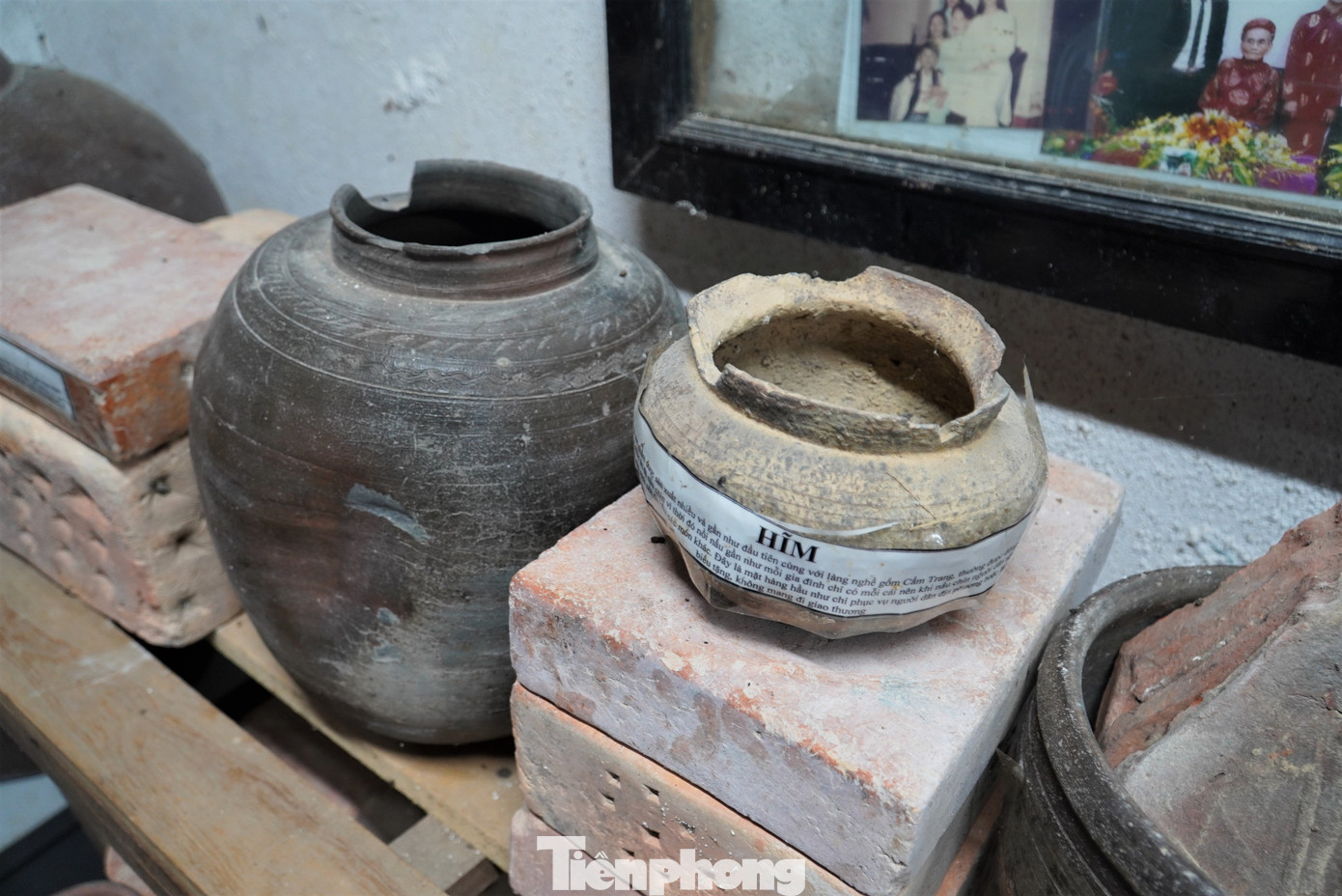 Những sản phẩm được làm từ hàng trăm năm trước nên không có đường nét tinh xảo, hoa văn cầu kỳ, đơn điệu về kiểu dáng.