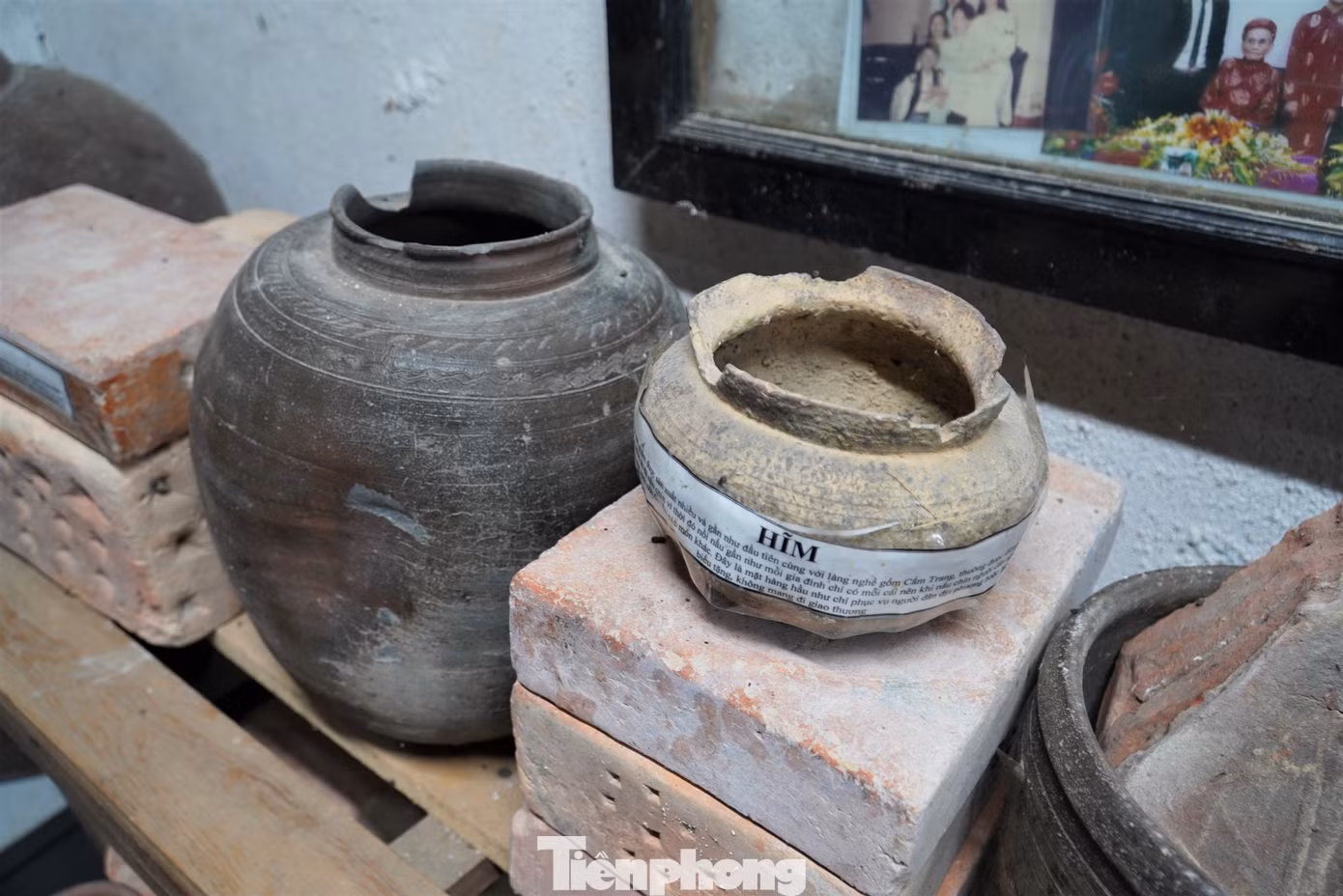 Những sản phẩm được làm từ hàng trăm năm trước nên không có đường nét tinh xảo, hoa văn cầu kỳ, đơn điệu về kiểu dáng.
