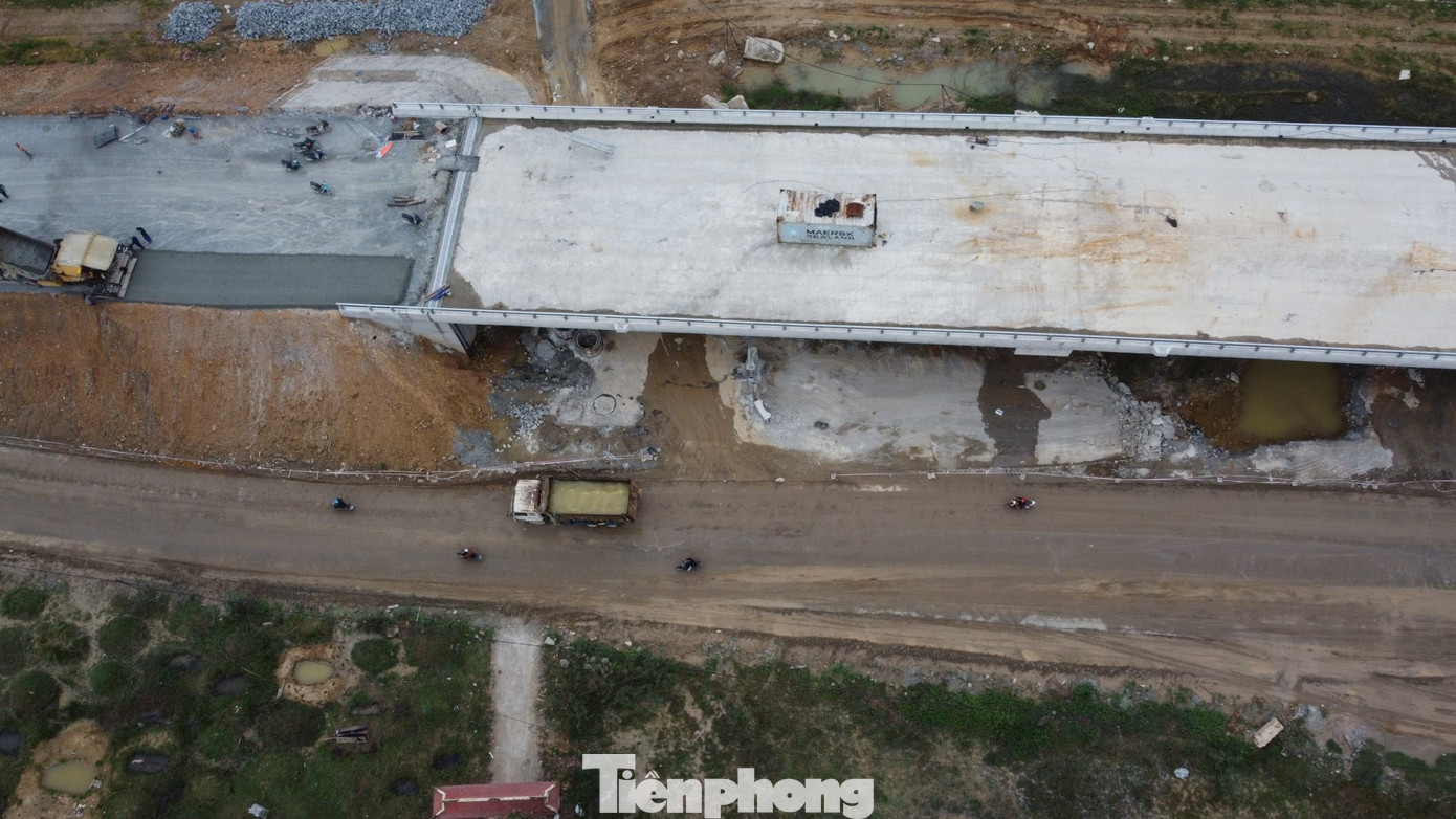 Việc thi công cầu vượt cũng chậm tiến độ so với dự kiến.